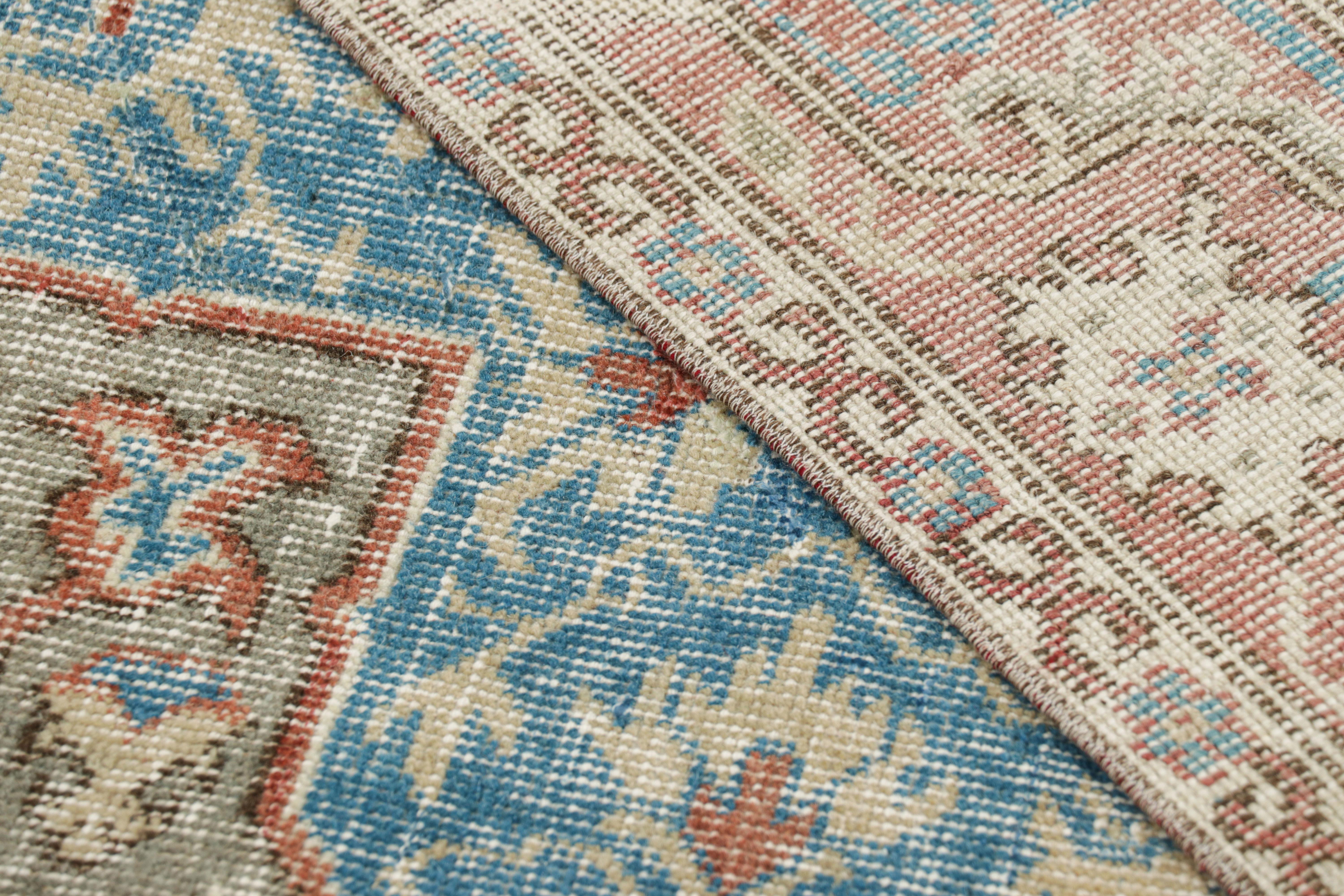 Türkischer Vintage-Teppich mit polychromem geometrischem Medaillon, von Rug & Kilim im Angebot 1