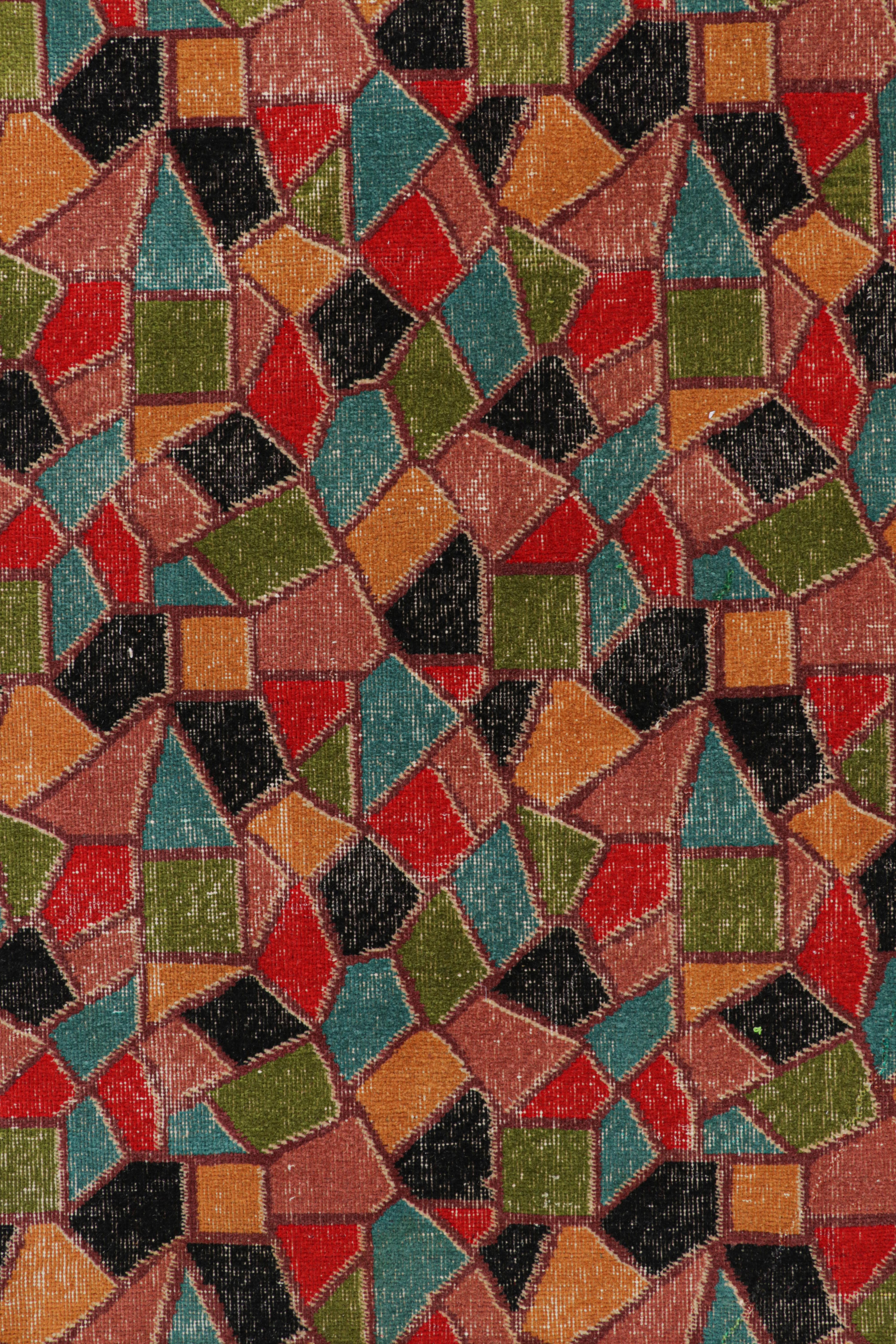 Türkischer Vintage-Teppich mit polychromen geometrischen Mustern, von Rug & Kilim (Handgeknüpft) im Angebot