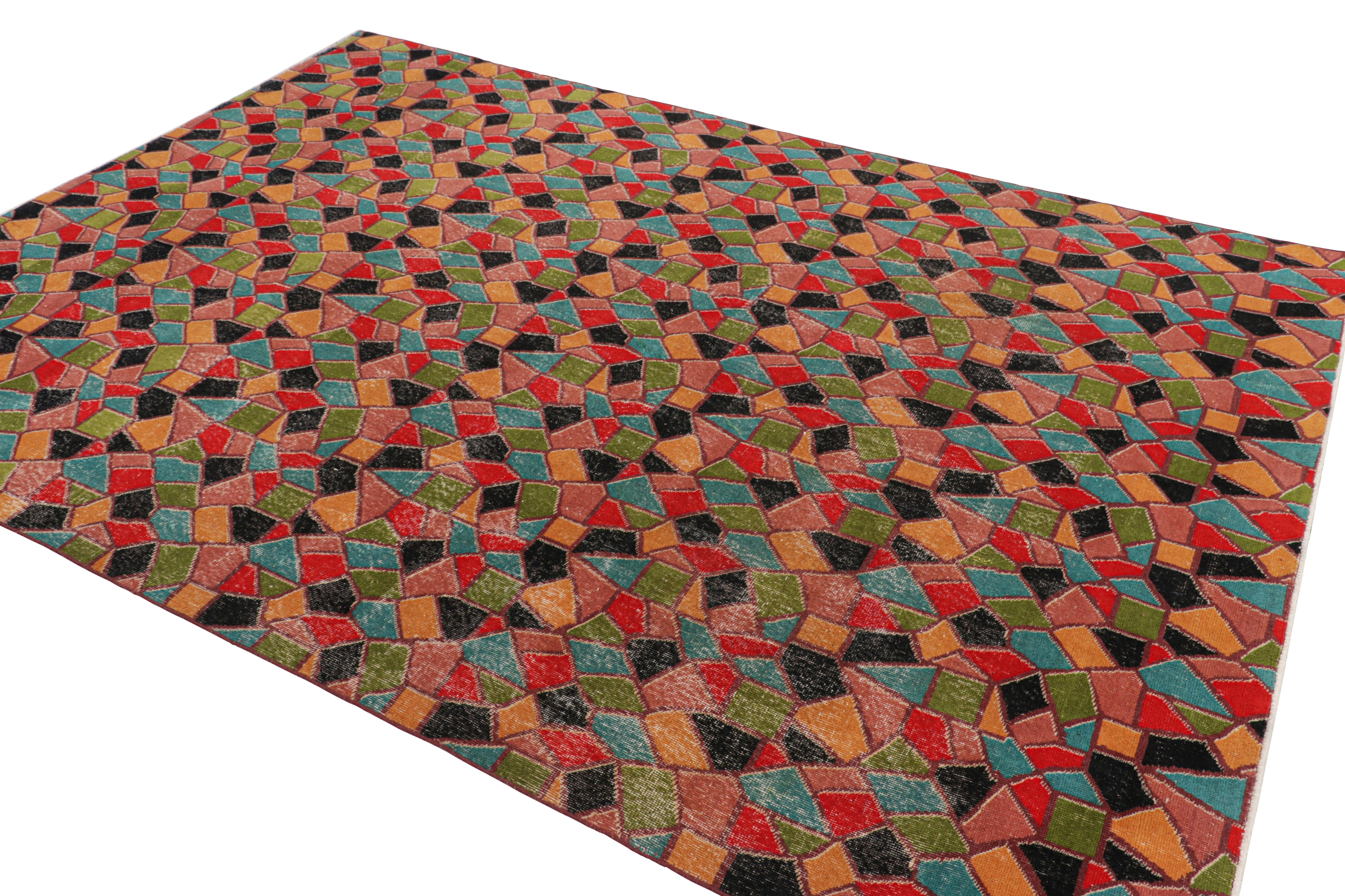 Türkischer Vintage-Teppich mit polychromen geometrischen Mustern, von Rug & Kilim im Zustand „Gut“ im Angebot in Long Island City, NY