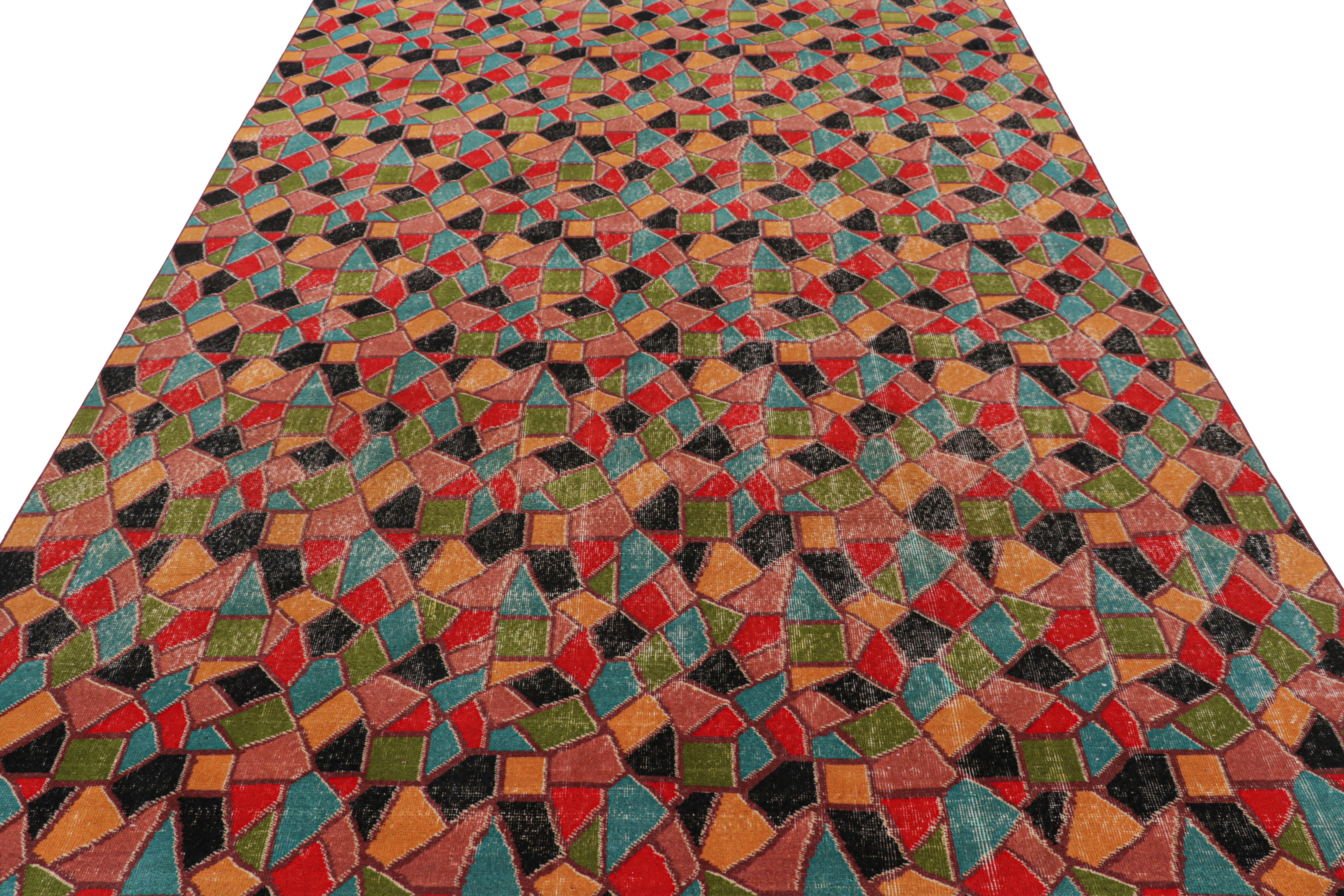 Türkischer Vintage-Teppich mit polychromen geometrischen Mustern, von Rug & Kilim (Mitte des 20. Jahrhunderts) im Angebot