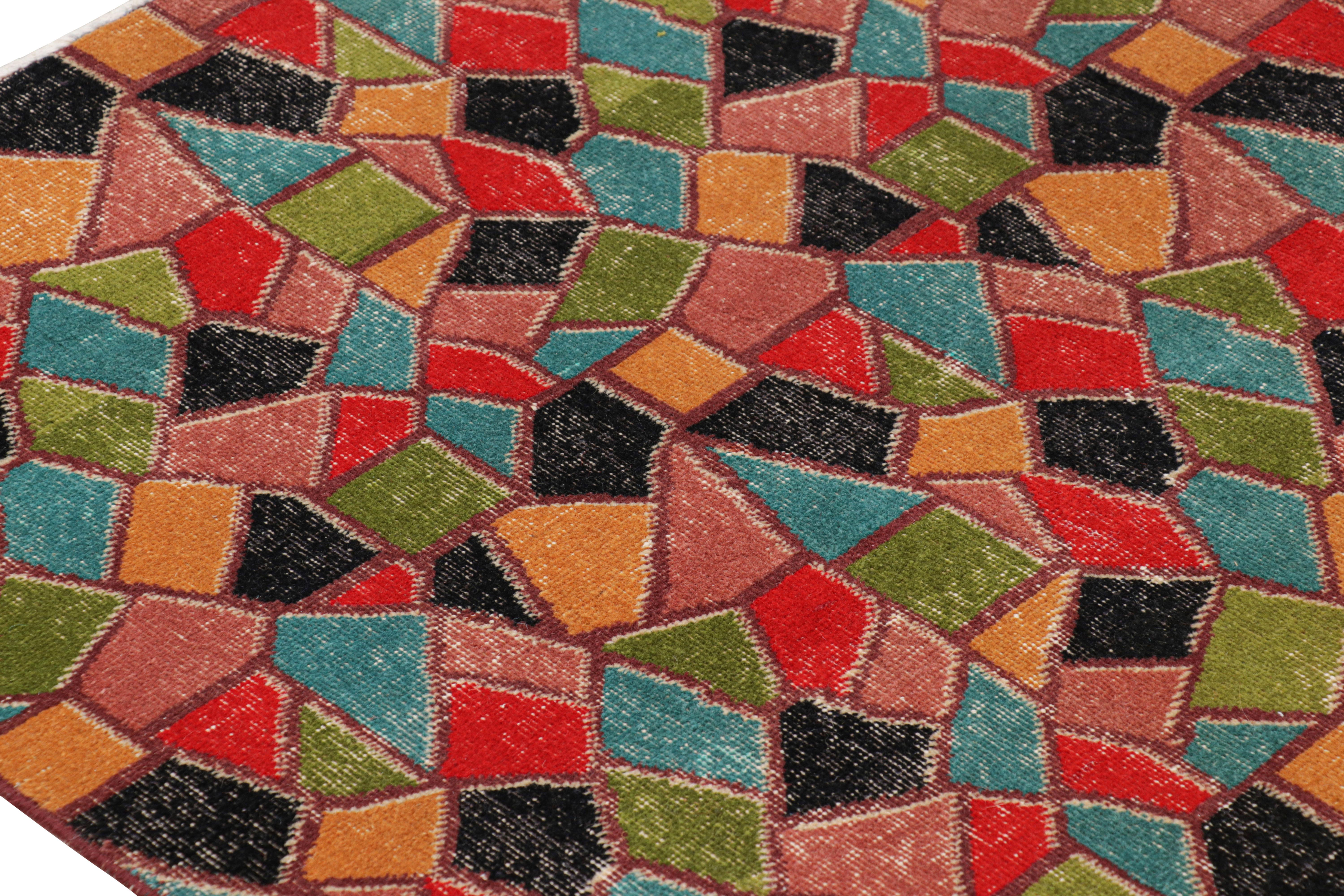 Türkischer Vintage-Teppich mit polychromen geometrischen Mustern, von Rug & Kilim (Wolle) im Angebot