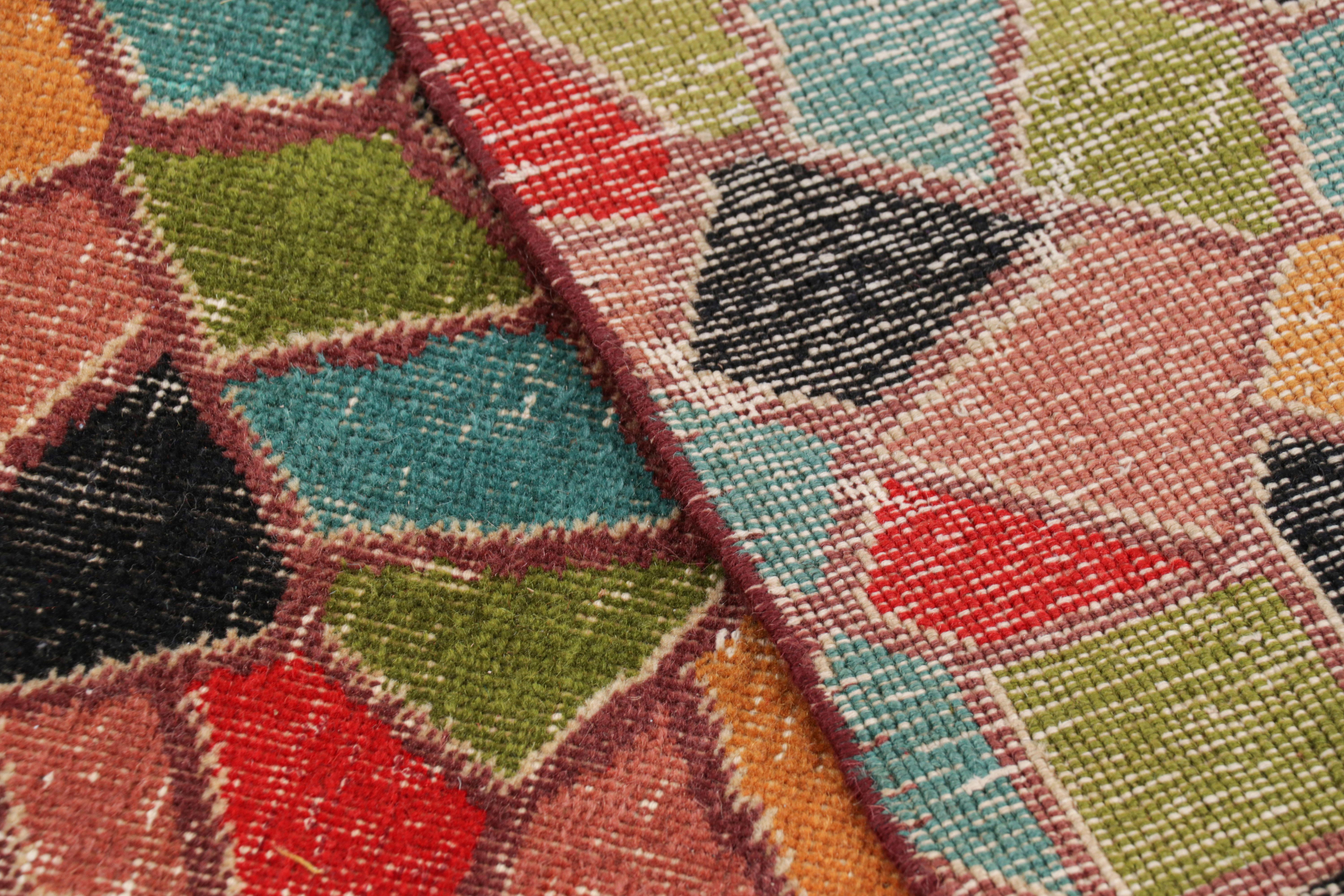 Türkischer Vintage-Teppich mit polychromen geometrischen Mustern, von Rug & Kilim im Angebot 1