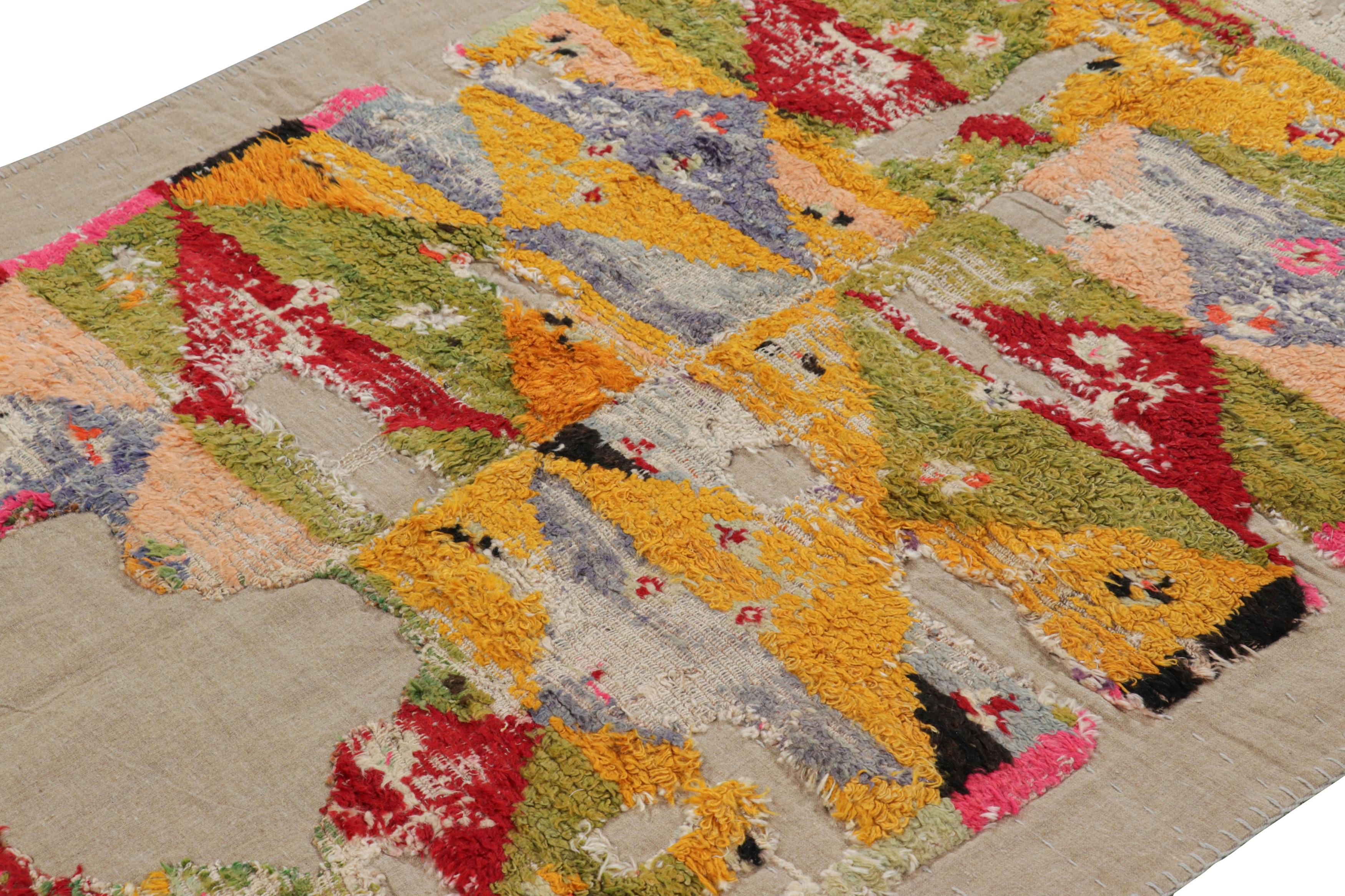 Dieser 5 x 8 große Vintage-Teppich gehört zu einer seltenen Reihe von außergewöhnlichen Werken, die von Rug & Kilim kuratiert wurden - eine einzigartige Verbindung von Kilims und Florteppichen aus der Mitte des Jahrhunderts von einem angesehenen