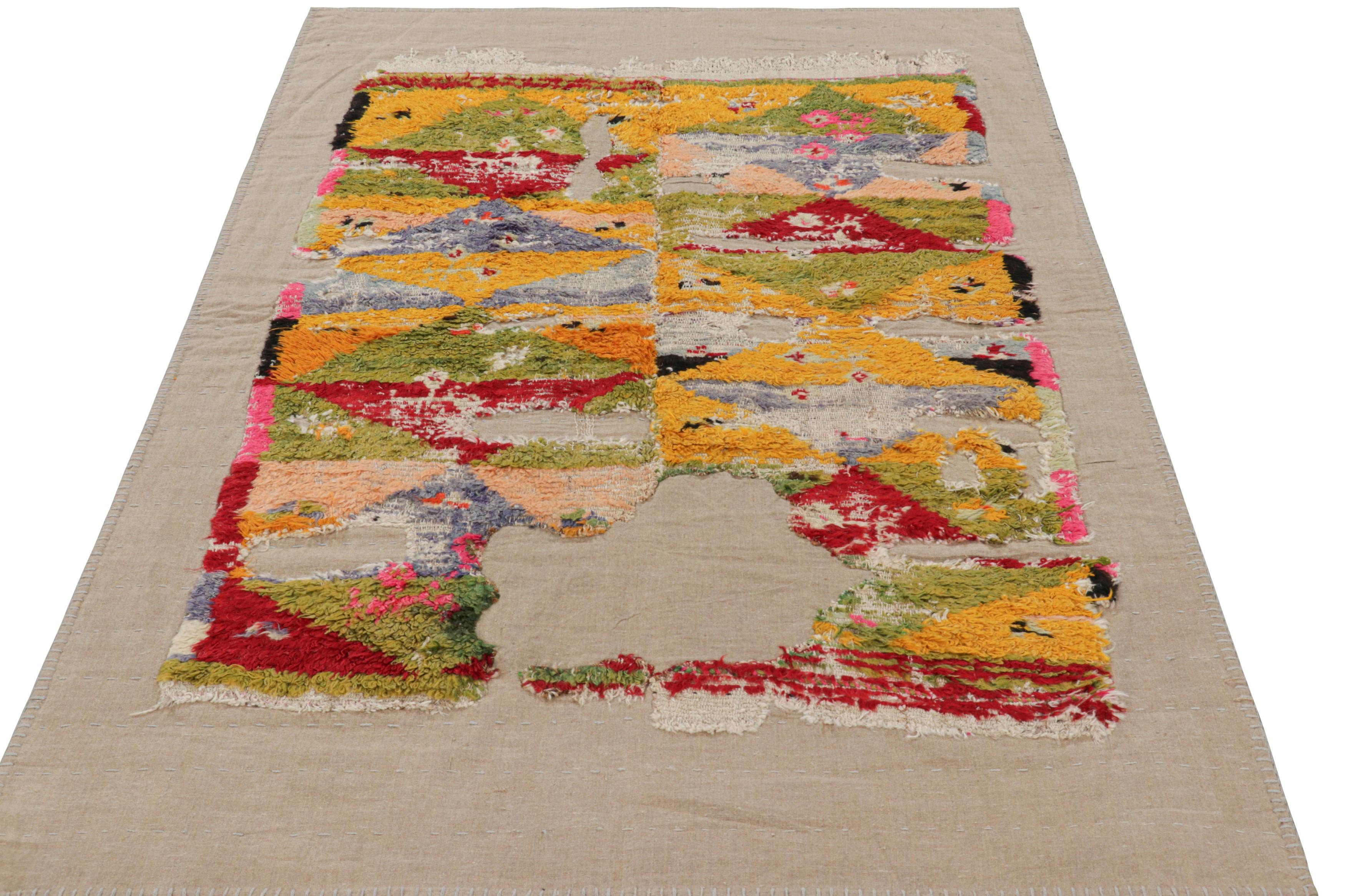 Türkischer Vintage-Teppich mit polychromen, geometrischen und geometrischen Mustern  Rug & Kilim (Handgeknüpft) im Angebot