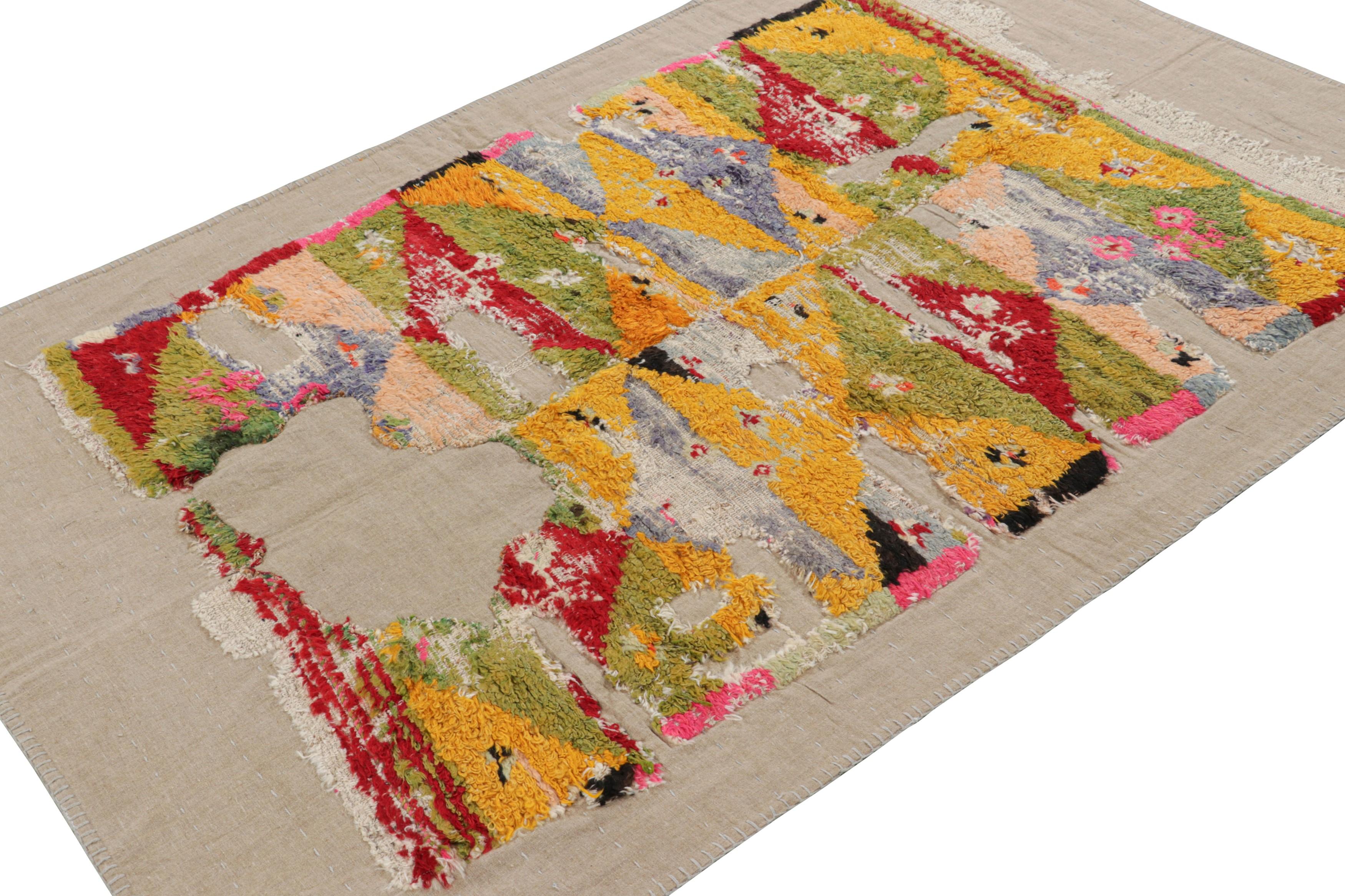 Türkischer Vintage-Teppich mit polychromen, geometrischen und geometrischen Mustern  Rug & Kilim im Zustand „Gut“ im Angebot in Long Island City, NY
