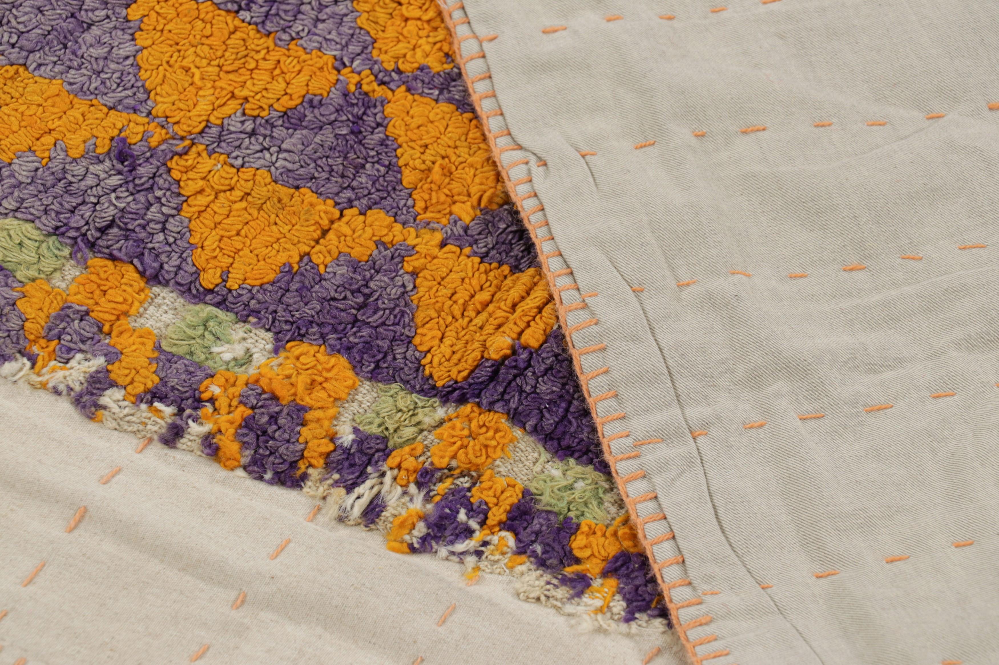Türkischer Vintage-Teppich mit geometrischen Mustern in Lila und Orange  Rug & Kilim (Wolle) im Angebot