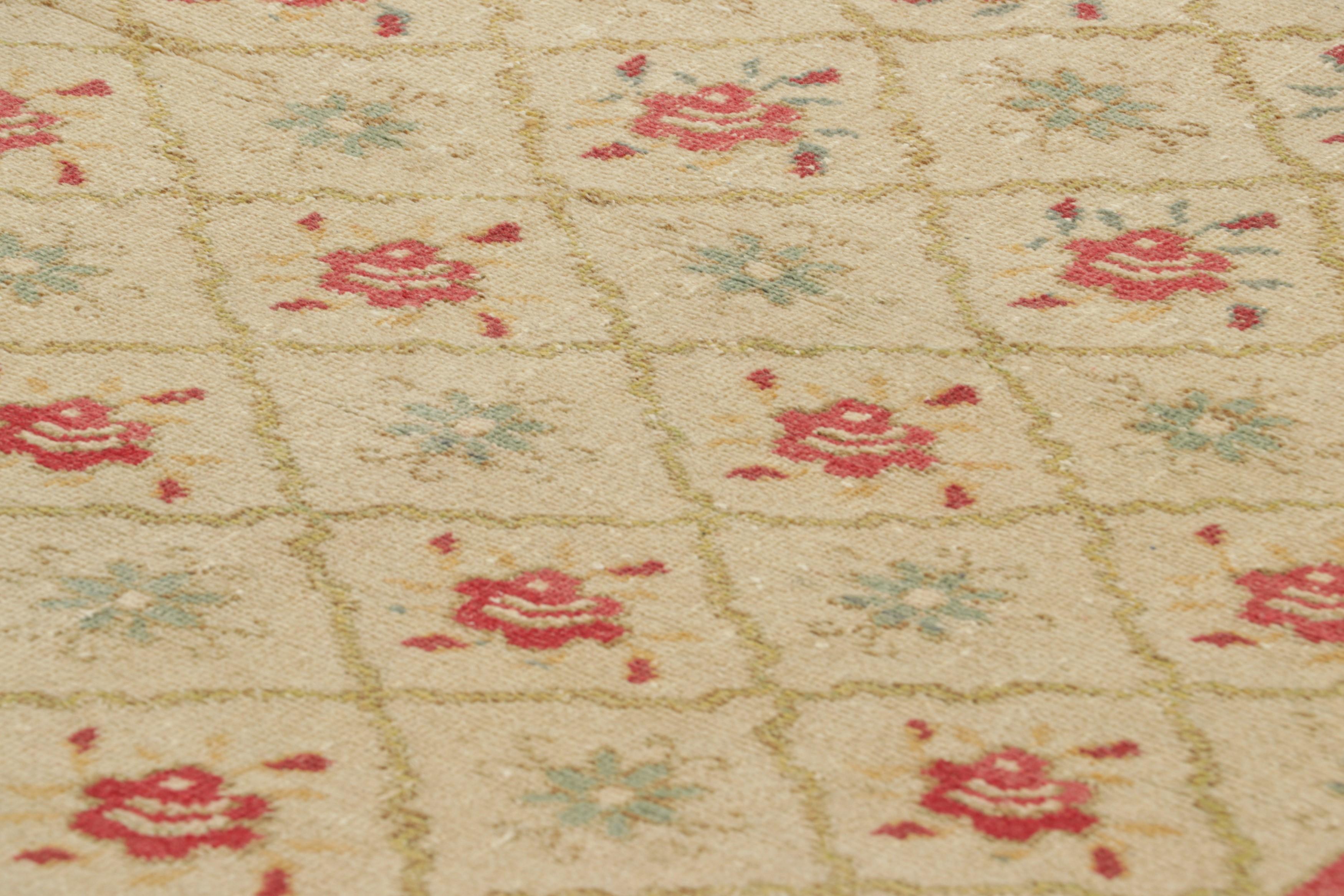 Dieser handgeknüpfte Wollteppich aus der Türkei (ca. 1950-60) im Format 3x4 ist eine seltene und aufregende neue Kuration aus der Kollektion von Rug & Kilim mit einzigartigen türkischen Stücken aus der Mitte des Jahrhunderts. 

Über das