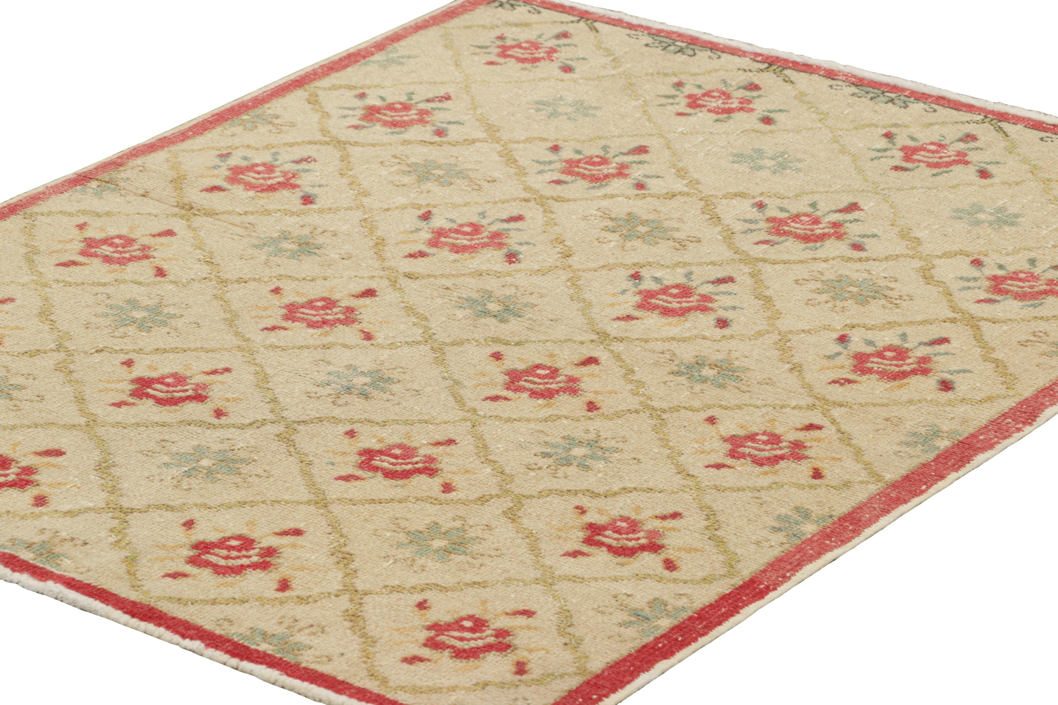 Türkischer Vintage-Teppich mit roten und blauen Blumenmustern - Rug & Kilim im Zustand „Gut“ im Angebot in Long Island City, NY