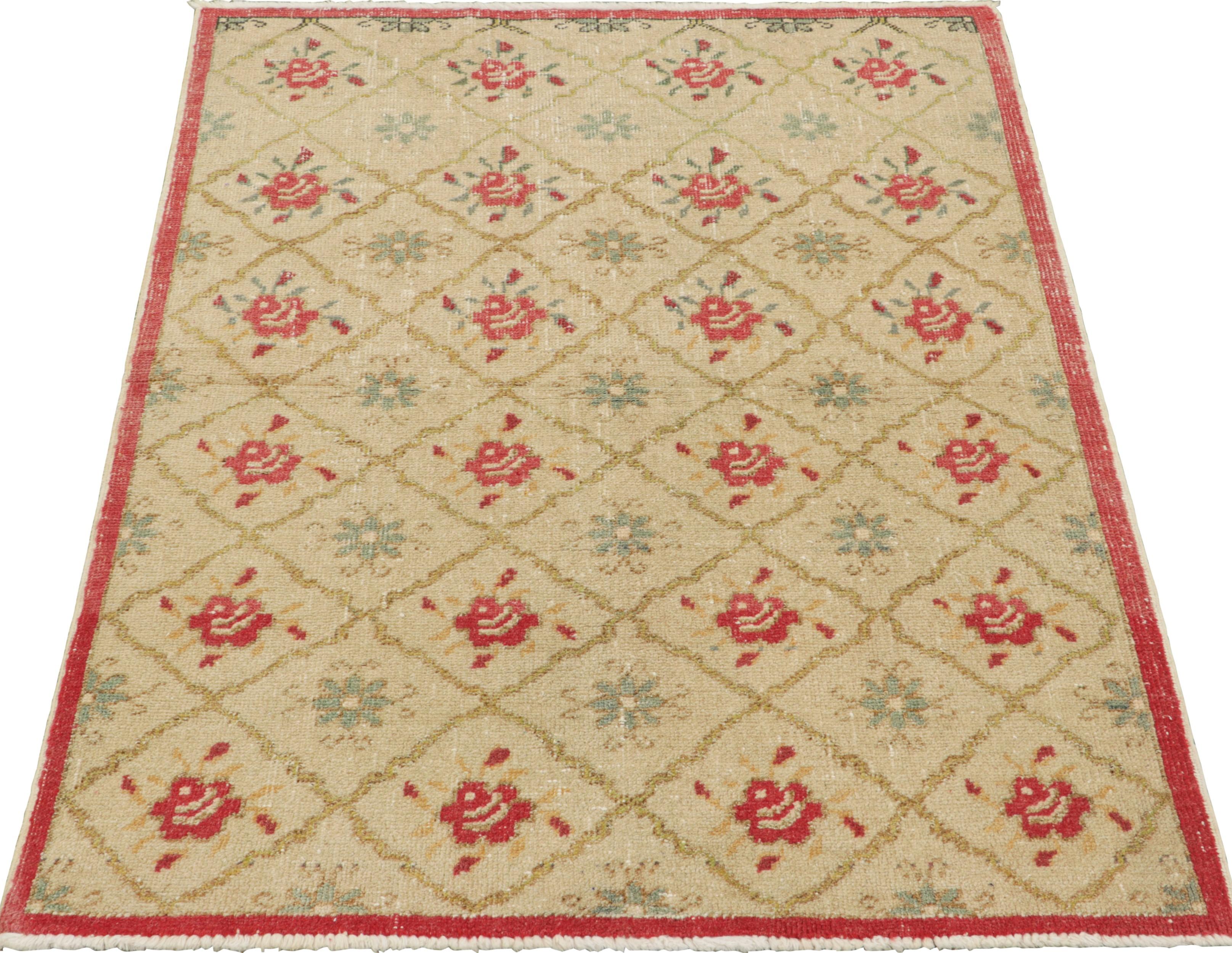 Türkischer Vintage-Teppich mit roten und blauen Blumenmustern - Rug & Kilim (Mitte des 20. Jahrhunderts) im Angebot
