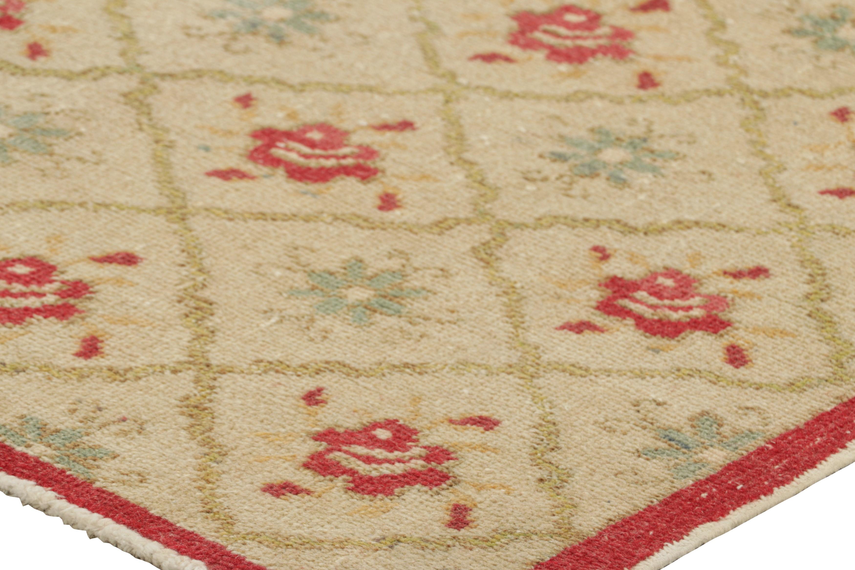 Türkischer Vintage-Teppich mit roten und blauen Blumenmustern - Rug & Kilim (Wolle) im Angebot