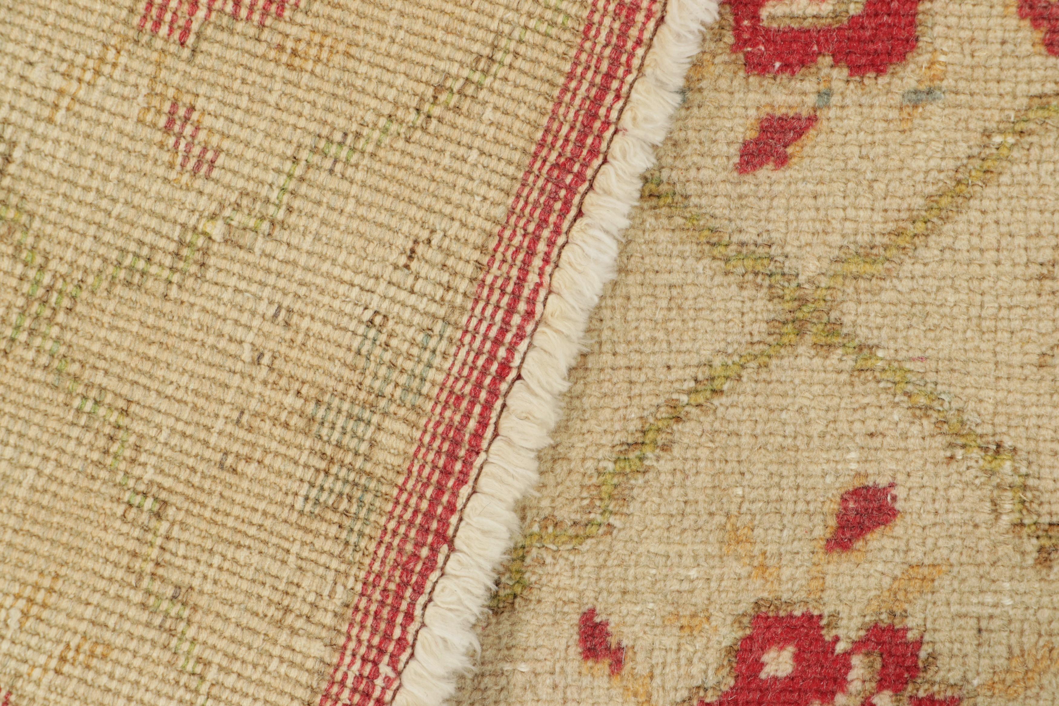 Türkischer Vintage-Teppich mit roten und blauen Blumenmustern - Rug & Kilim im Angebot 1