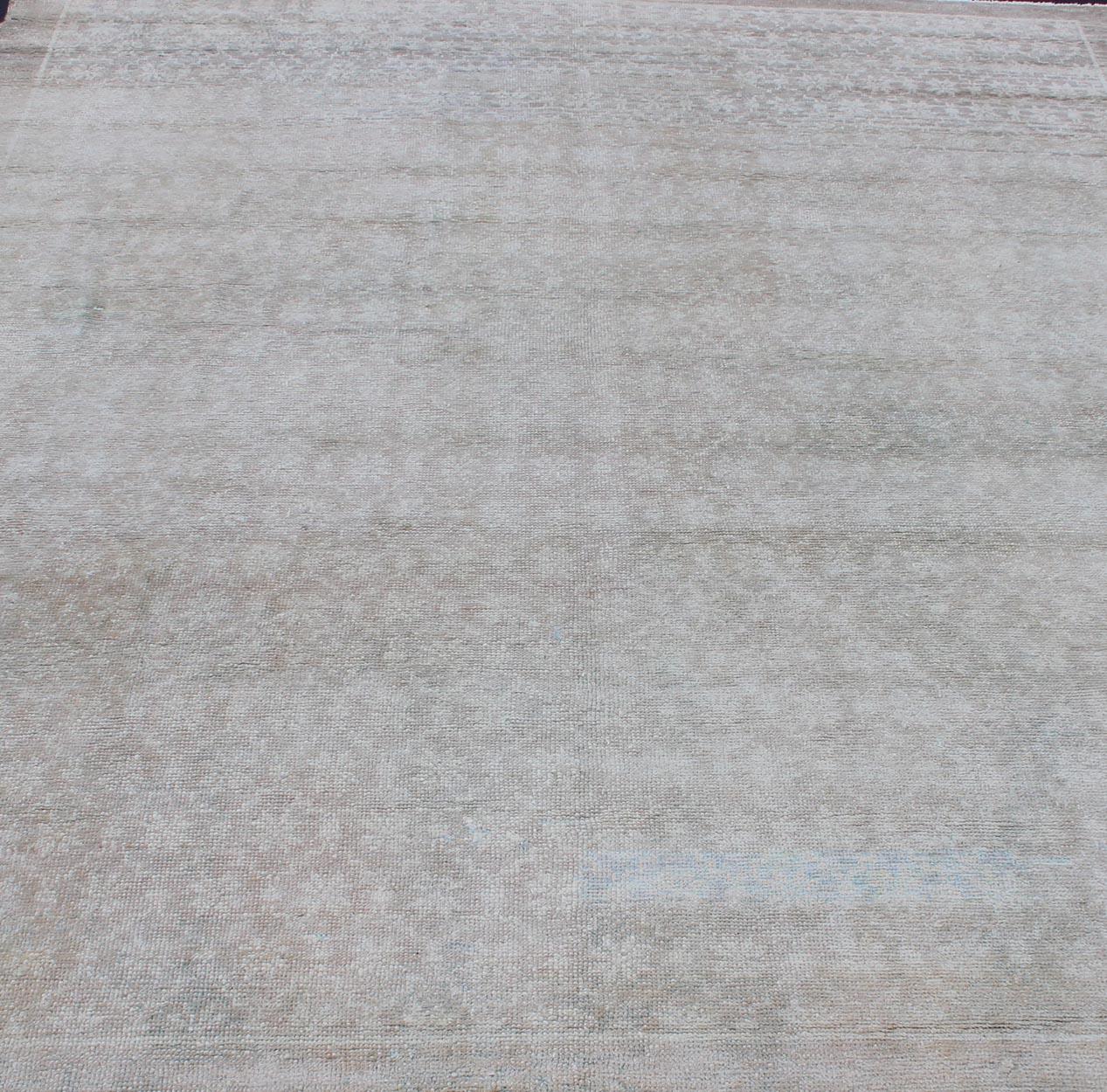Tappeto turco vintage con motivo ripetuto in scala ridotta e design moderno in vendita 3