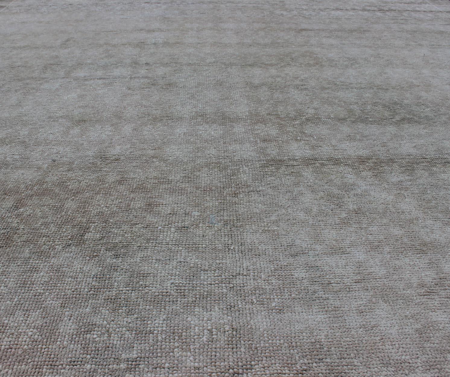 Tappeto turco vintage con motivo ripetuto in scala ridotta e design moderno in vendita 4