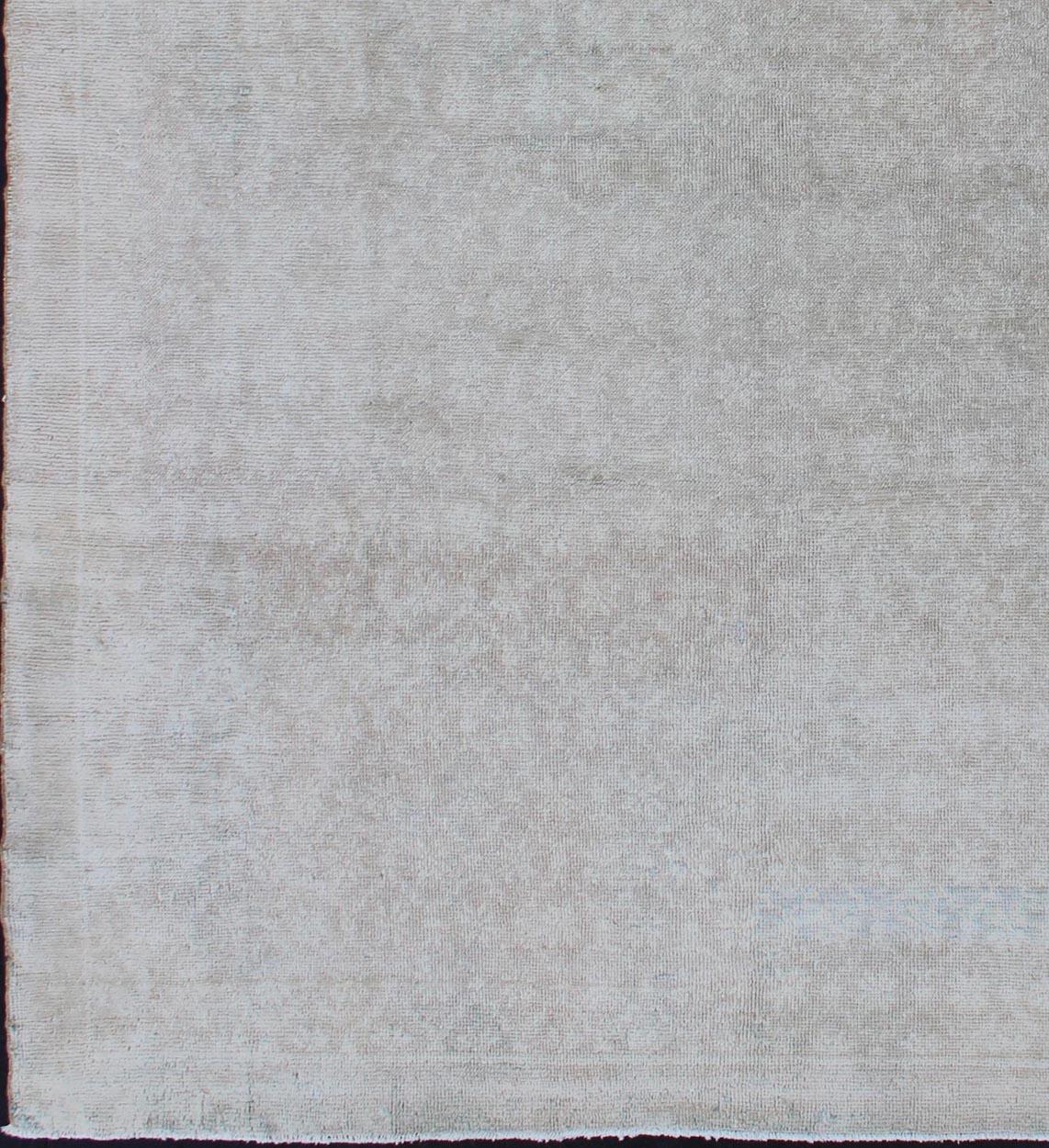 Tappeto Oushak vintage con disegno ripetuto nei toni del tortora chiaro, avorio e grigio, tappeto en-123482, Paese d'origine/tipo: Turchia / Oushak, circa anni '40.

Questo tappeto moderno è stato tessuto a mano nella Turchia degli anni '40 e