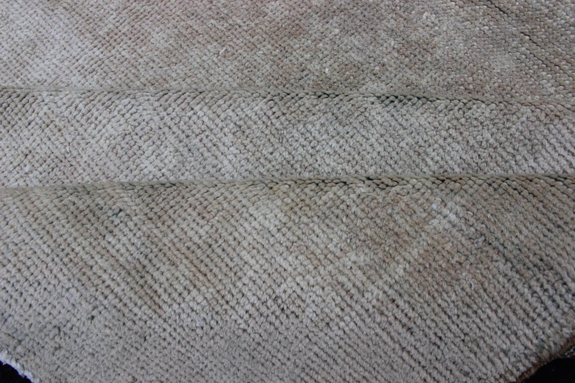 Annodato a mano Tappeto turco vintage con motivo ripetuto in scala ridotta e design moderno in vendita
