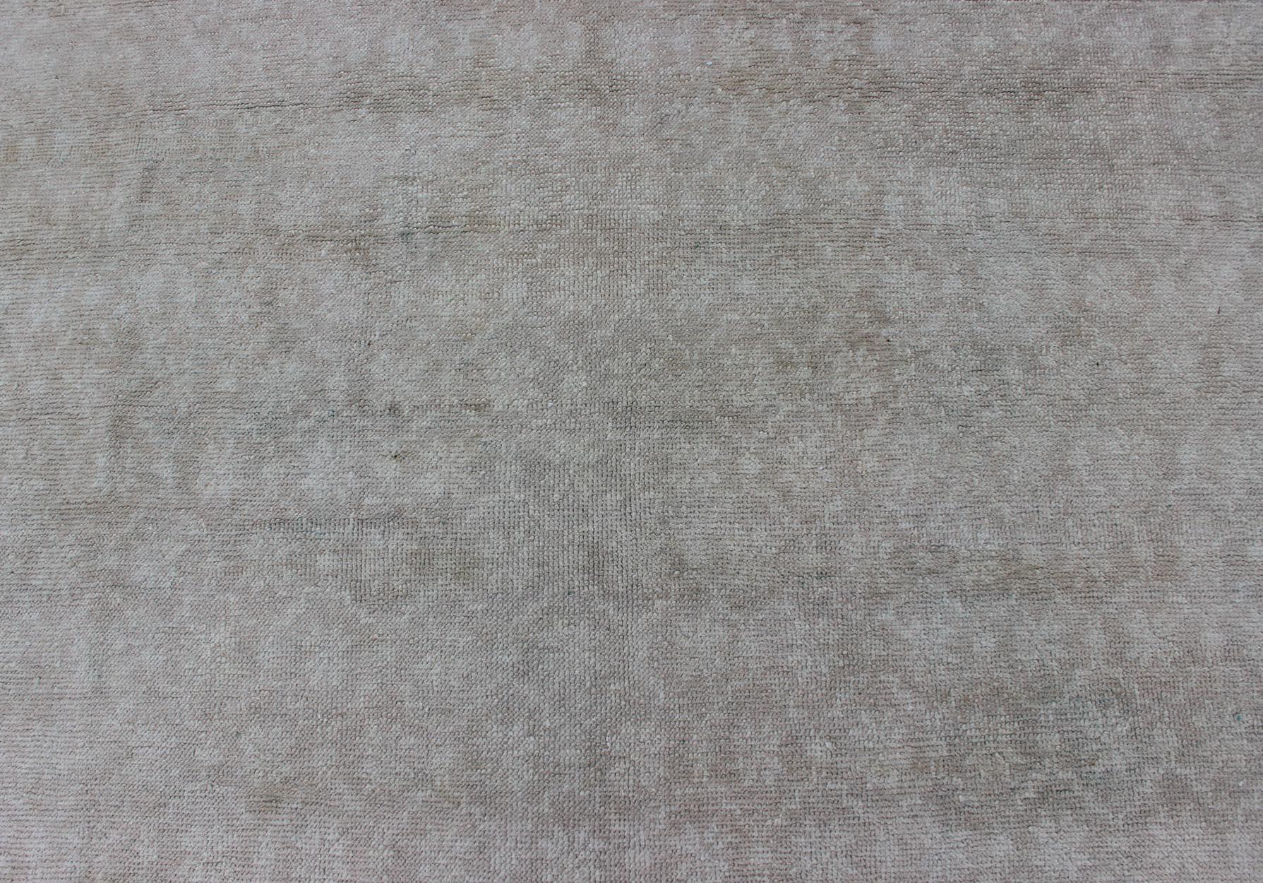 Metà XX secolo Tappeto turco vintage con motivo ripetuto in scala ridotta e design moderno in vendita