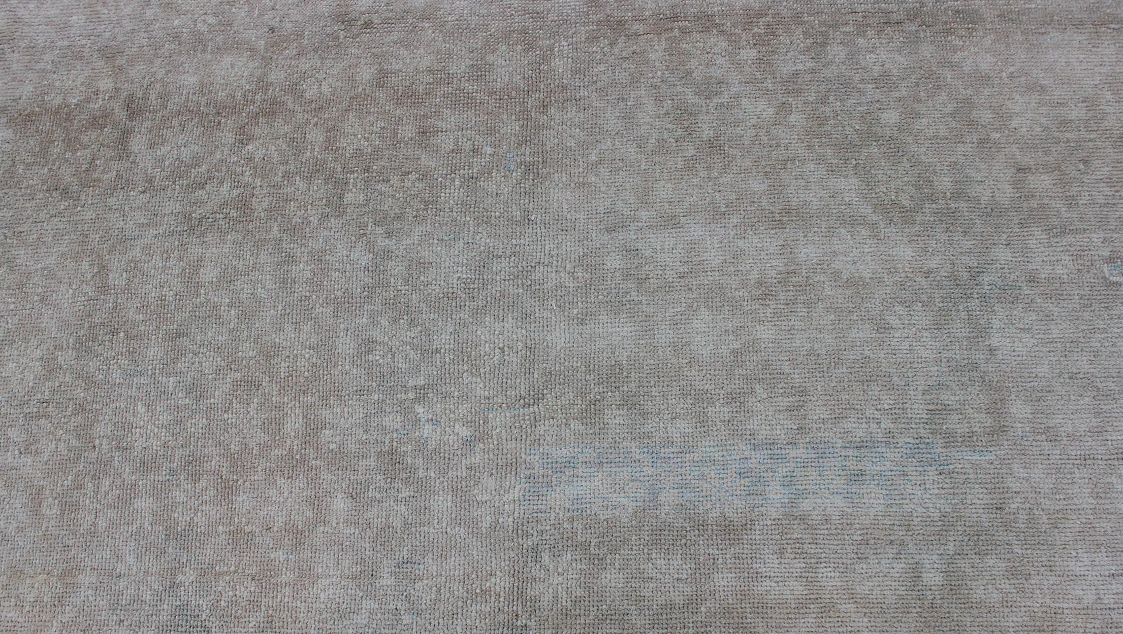 Tappeto turco vintage con motivo ripetuto in scala ridotta e design moderno in vendita 1