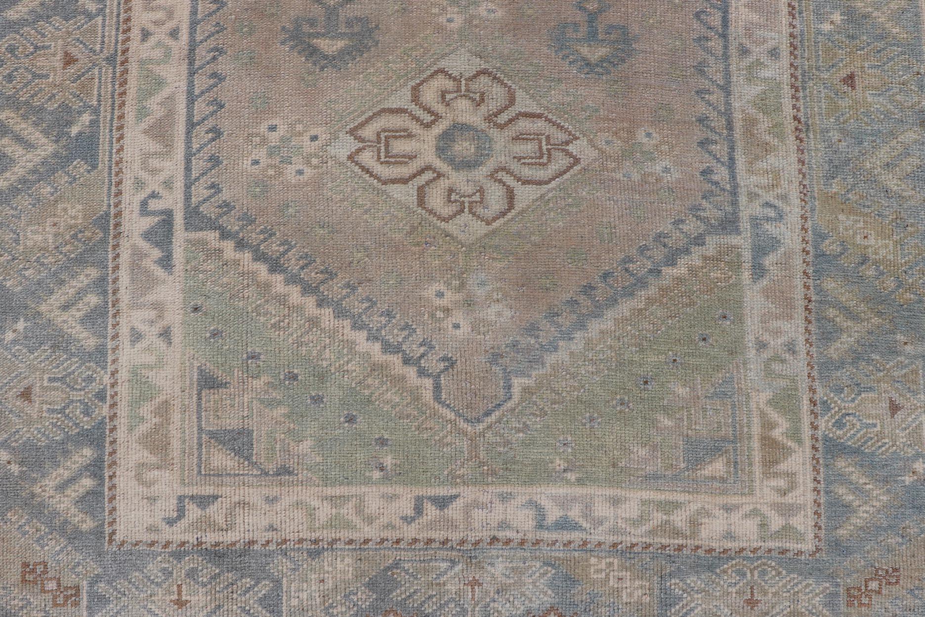 Vintage Turkish Rug with Unique Design in Blue, Taupe, Butter & Neutral Colors. Keivan Woven Arts / rug EN-15376, country of origin / type: Turkey / Oushak, circa 1950
Measures: 4'6 x 6'6 
This enchanting and unique vintage Oushak rug was made in
