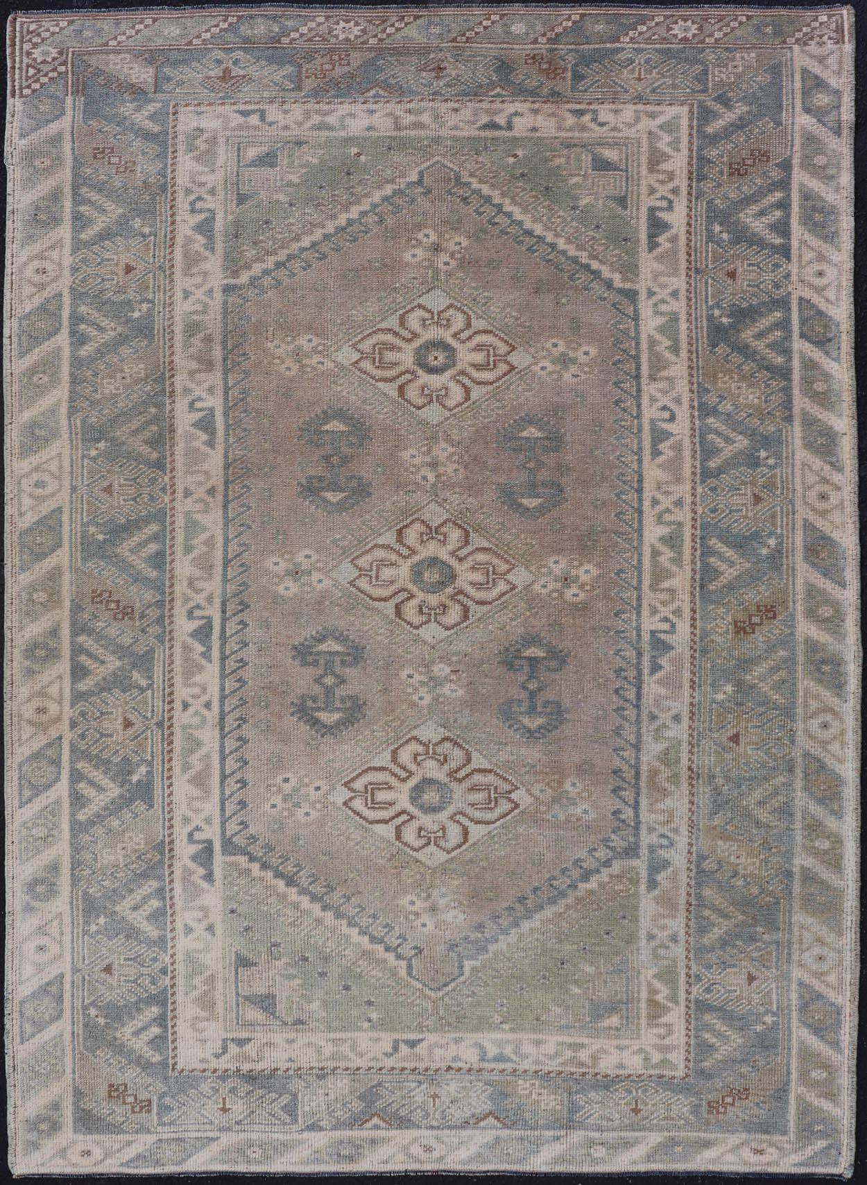 Türkischer Vintage-Teppich mit einzigartigem Design in Blau, Taupe, Butter und Neutraltönen