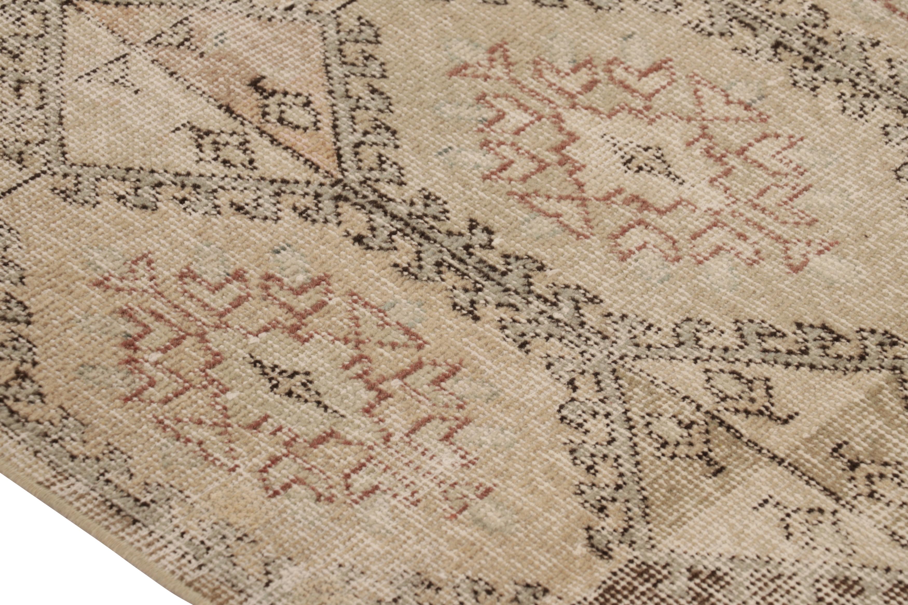 Türkischer Vintage-Läufer, Beige-Braun mit floralem Medaillon - Rug & Kilim (Handgeknüpft) im Angebot