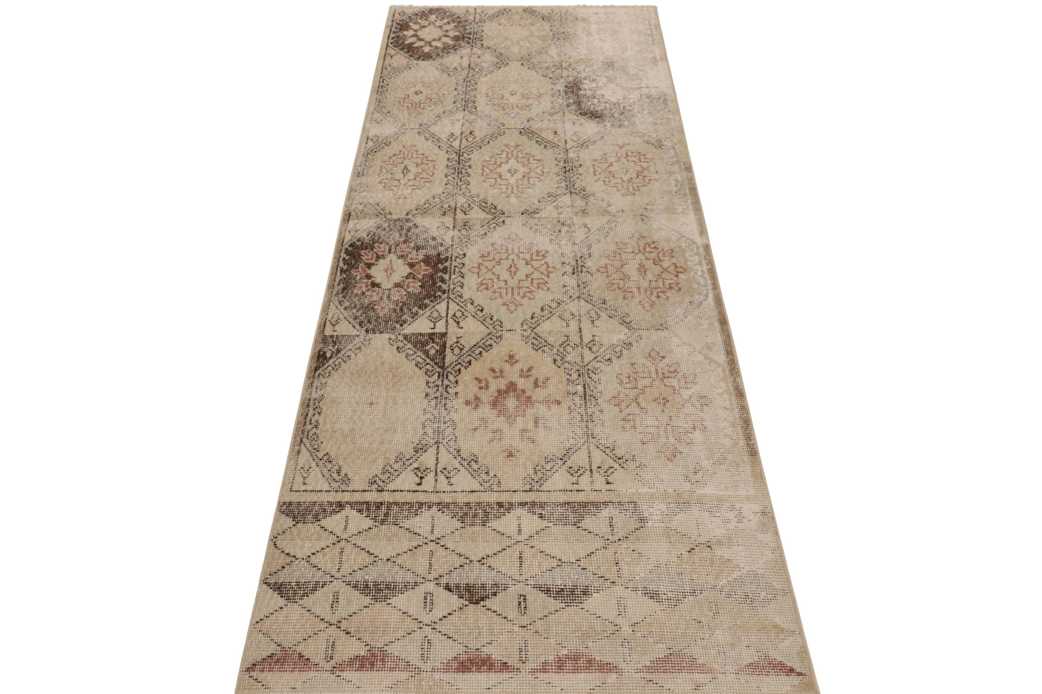 Türkischer Vintage-Läufer, Beige-Braun mit floralem Medaillon - Rug & Kilim im Zustand „Gut“ im Angebot in Long Island City, NY