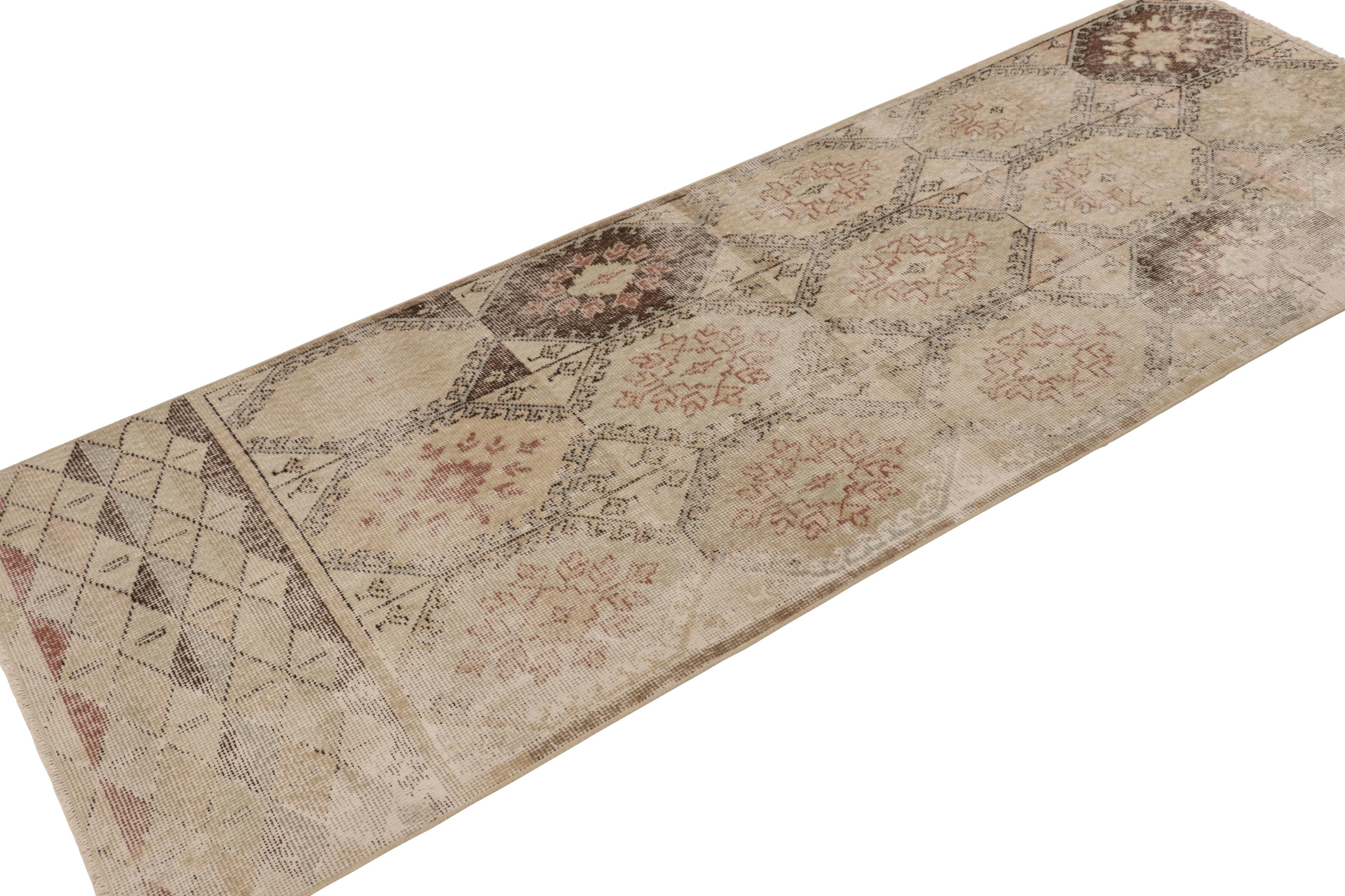 Türkischer Vintage-Läufer, Beige-Braun mit floralem Medaillon - Rug & Kilim (Mitte des 20. Jahrhunderts) im Angebot