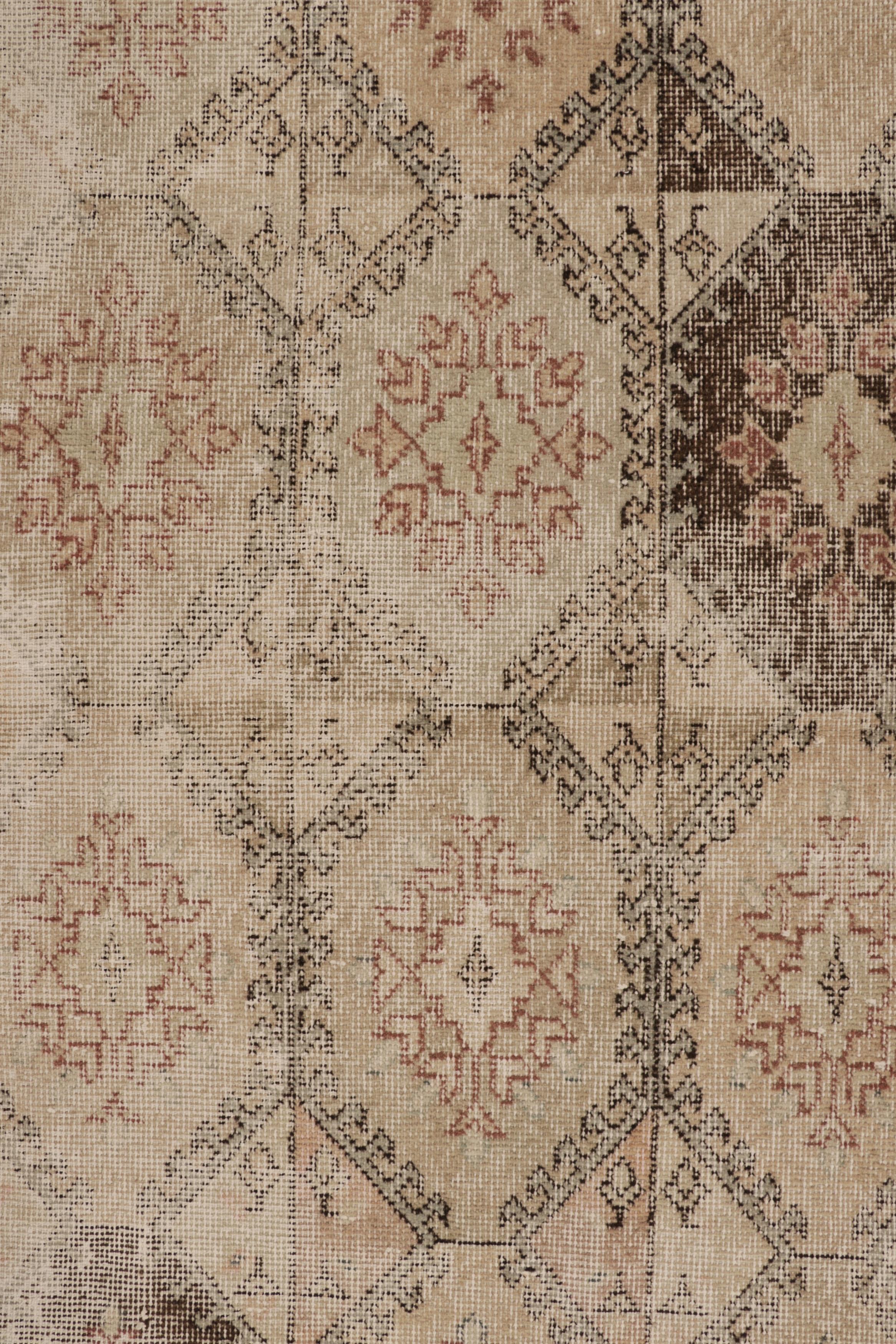 Türkischer Vintage-Läufer, Beige-Braun mit floralem Medaillon - Rug & Kilim (Wolle) im Angebot