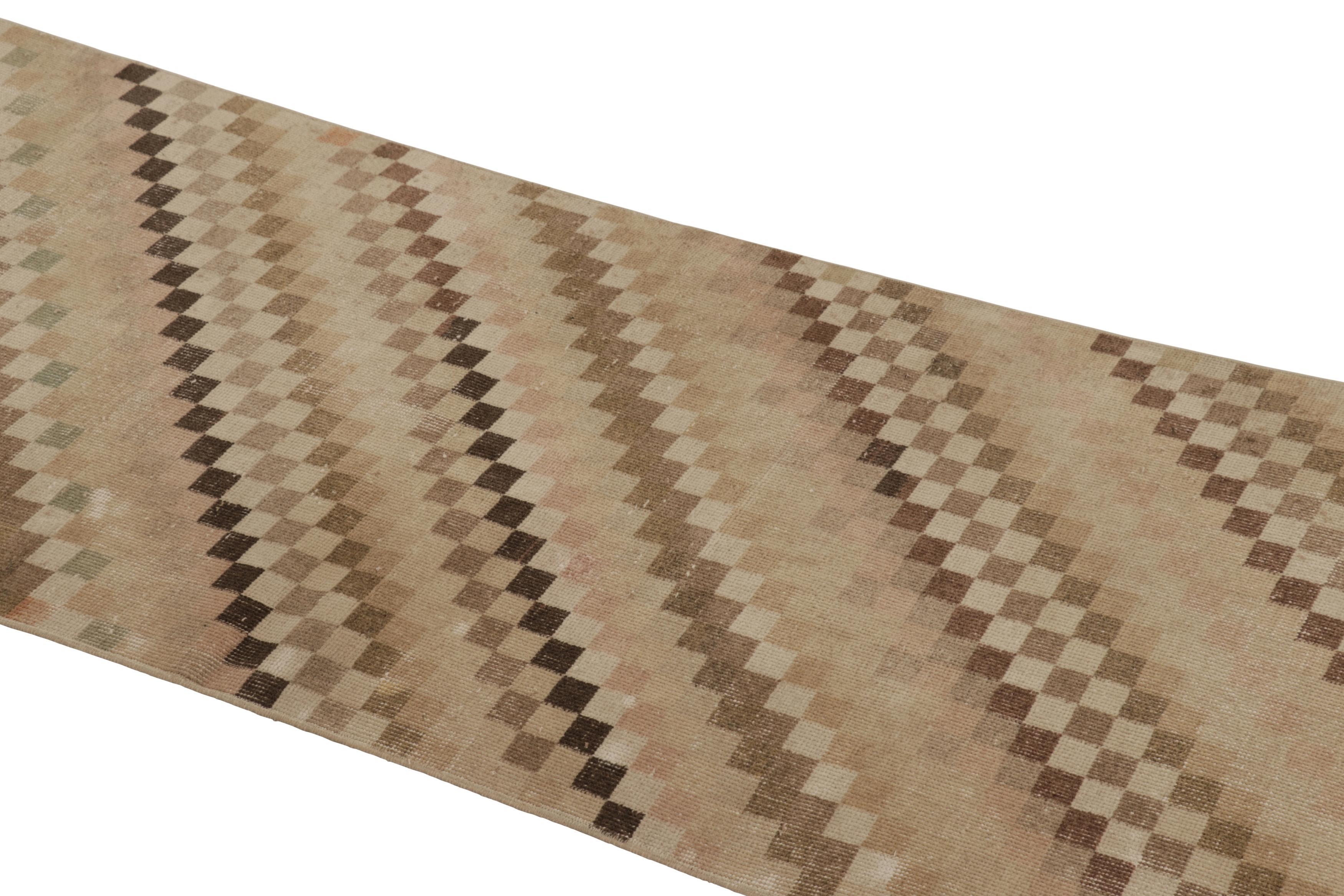 Esta alfombra vintage es una pieza turca envejecida de 3x8, hecha con lana anudada a mano hacia mediados del siglo XX. Es una nueva y emocionante incorporación a nuestra colección de alfombras turcas envejecidas.

Sobre el diseño: 

Los admiradores