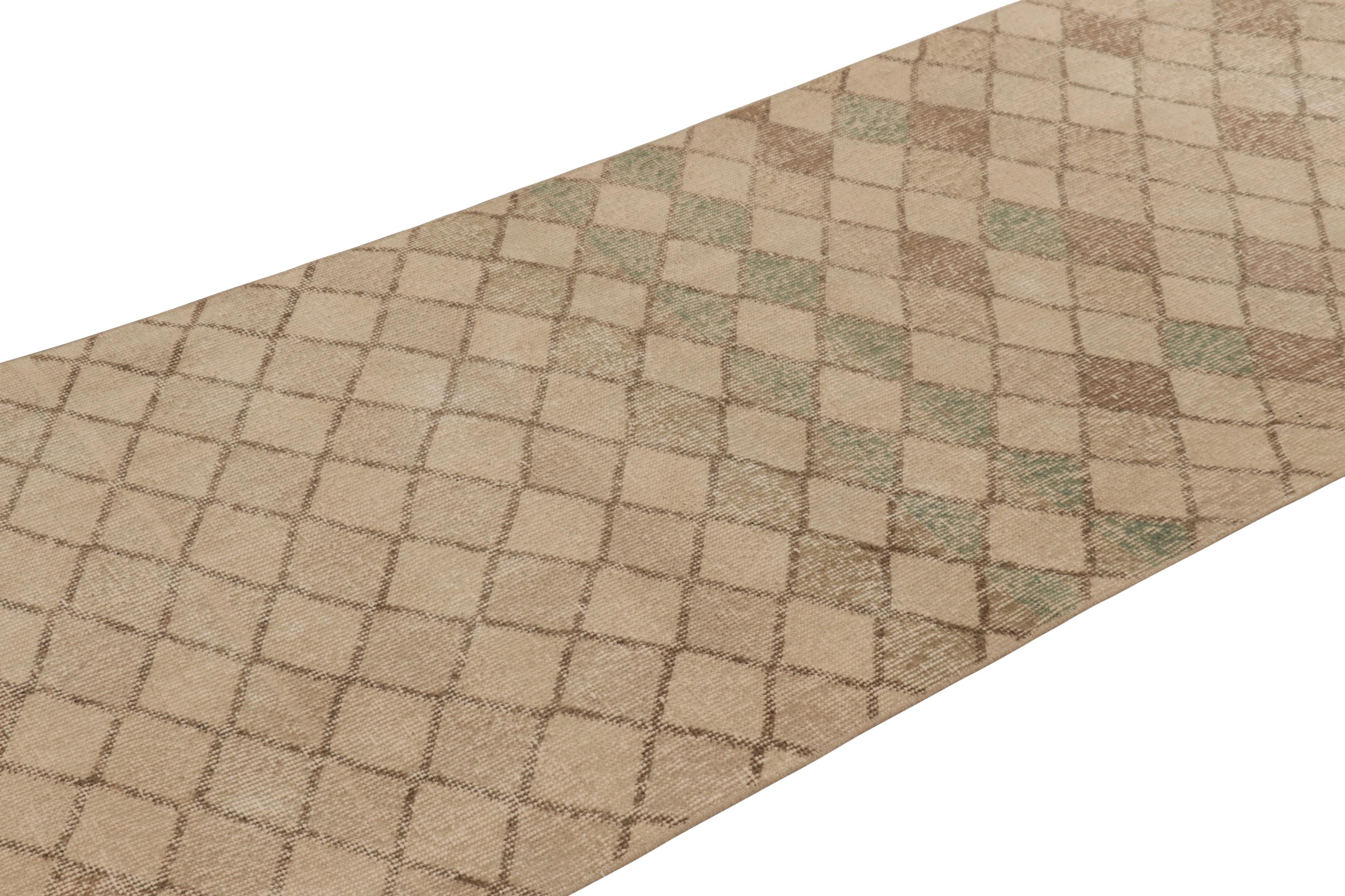 Dieser Vintage-Teppich ist ein 3x8 türkischen distressed Stück, mit handgeknüpfter Wolle circa Mitte des 20. Jahrhunderts. Er ist eine aufregende neue Ergänzung zu unserer Kollektion von türkischen Teppichen im Used-Look.

Über das Design: