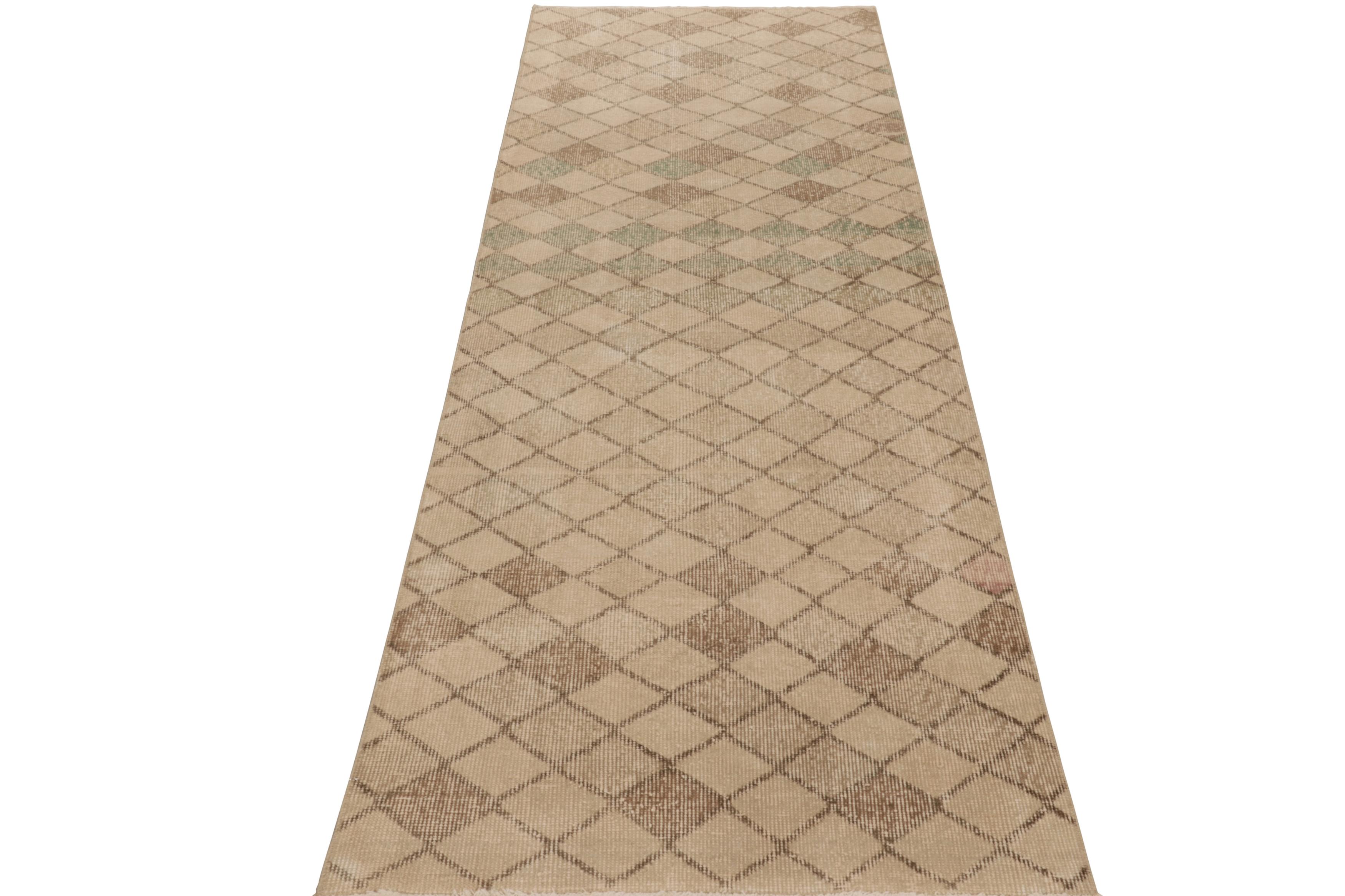 Türkischer Vintage-Läufer, Beige mit buntem Rautenmuster - Rug & Kilim im Zustand „Gut“ im Angebot in Long Island City, NY