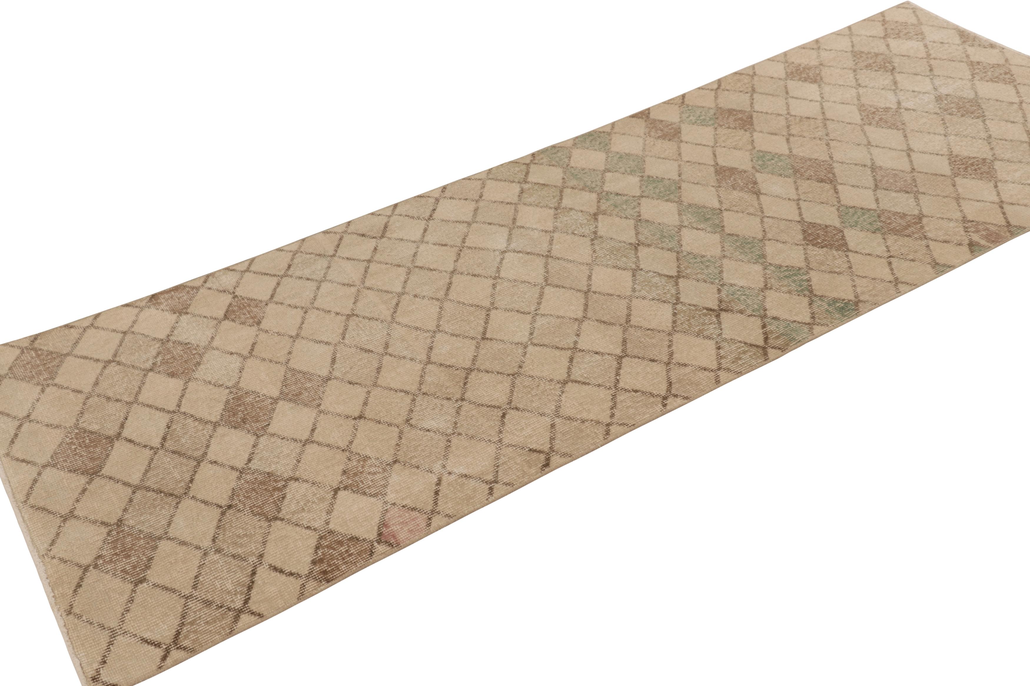 Türkischer Vintage-Läufer, Beige mit buntem Rautenmuster - Rug & Kilim (Mitte des 20. Jahrhunderts) im Angebot