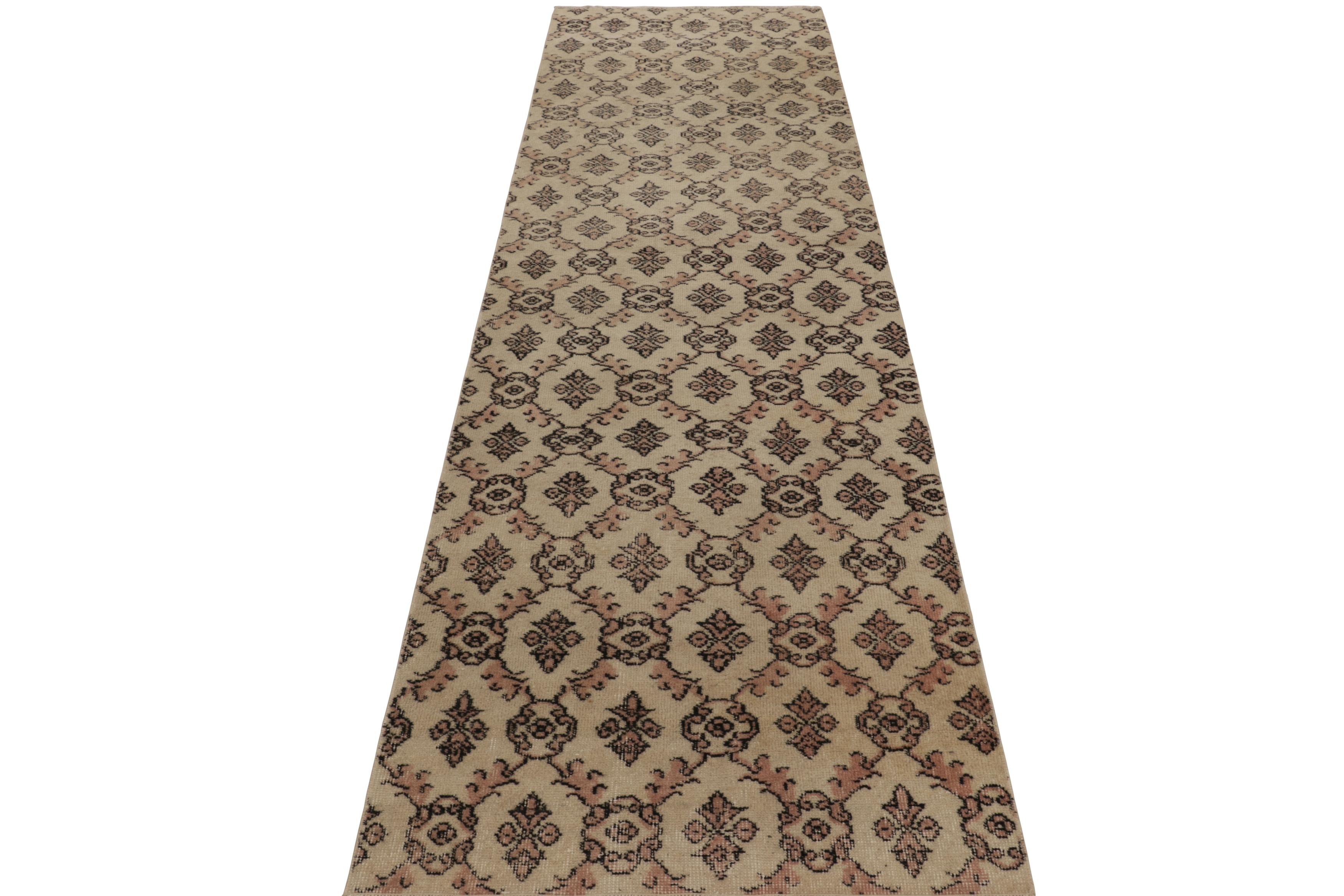 Türkischer Vintage-Läufer, braun mit geometrischen Mustern - Rug & Kilim im Zustand „Gut“ im Angebot in Long Island City, NY