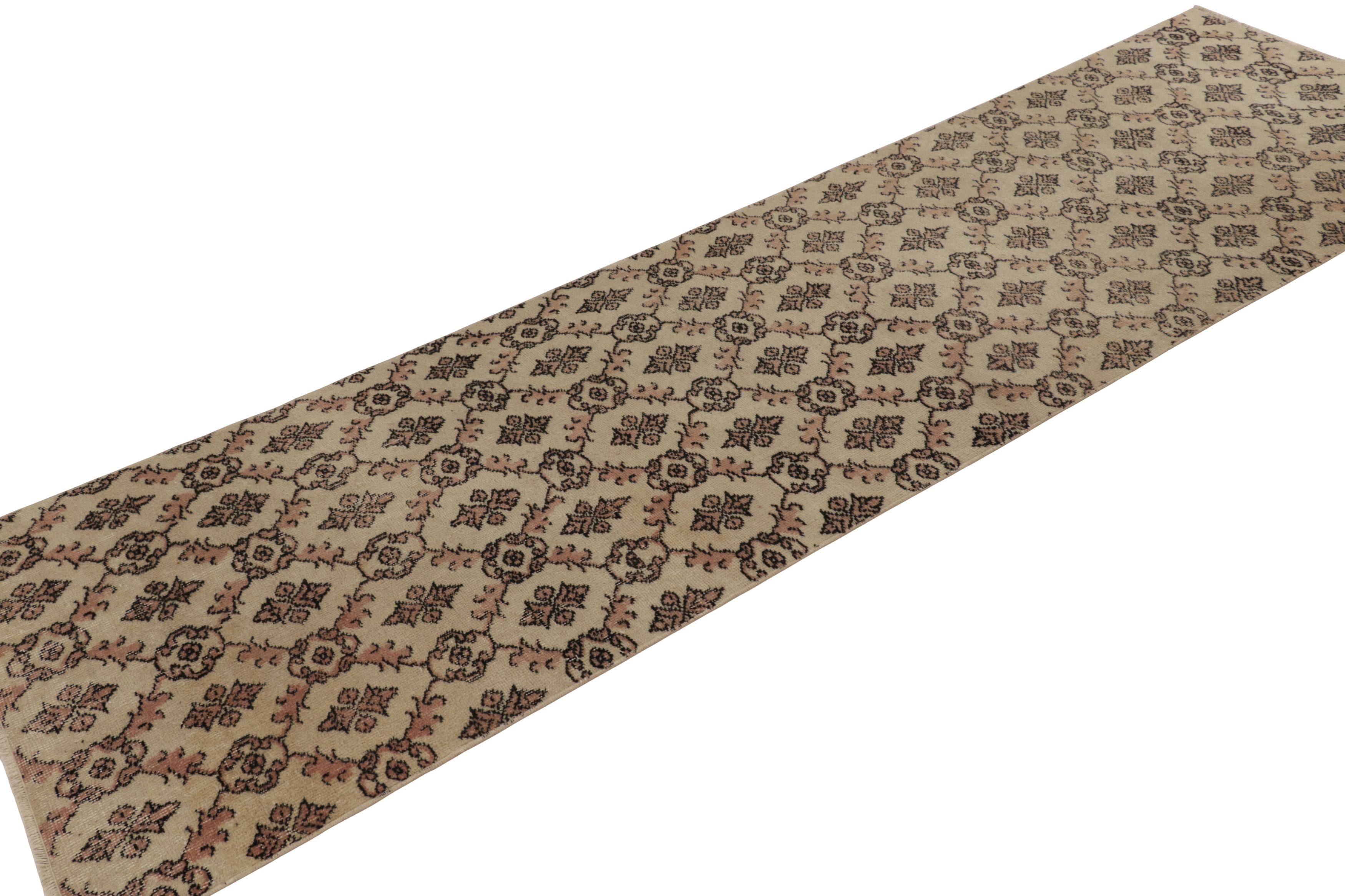 Türkischer Vintage-Läufer, braun mit geometrischen Mustern - Rug & Kilim (Mitte des 20. Jahrhunderts) im Angebot