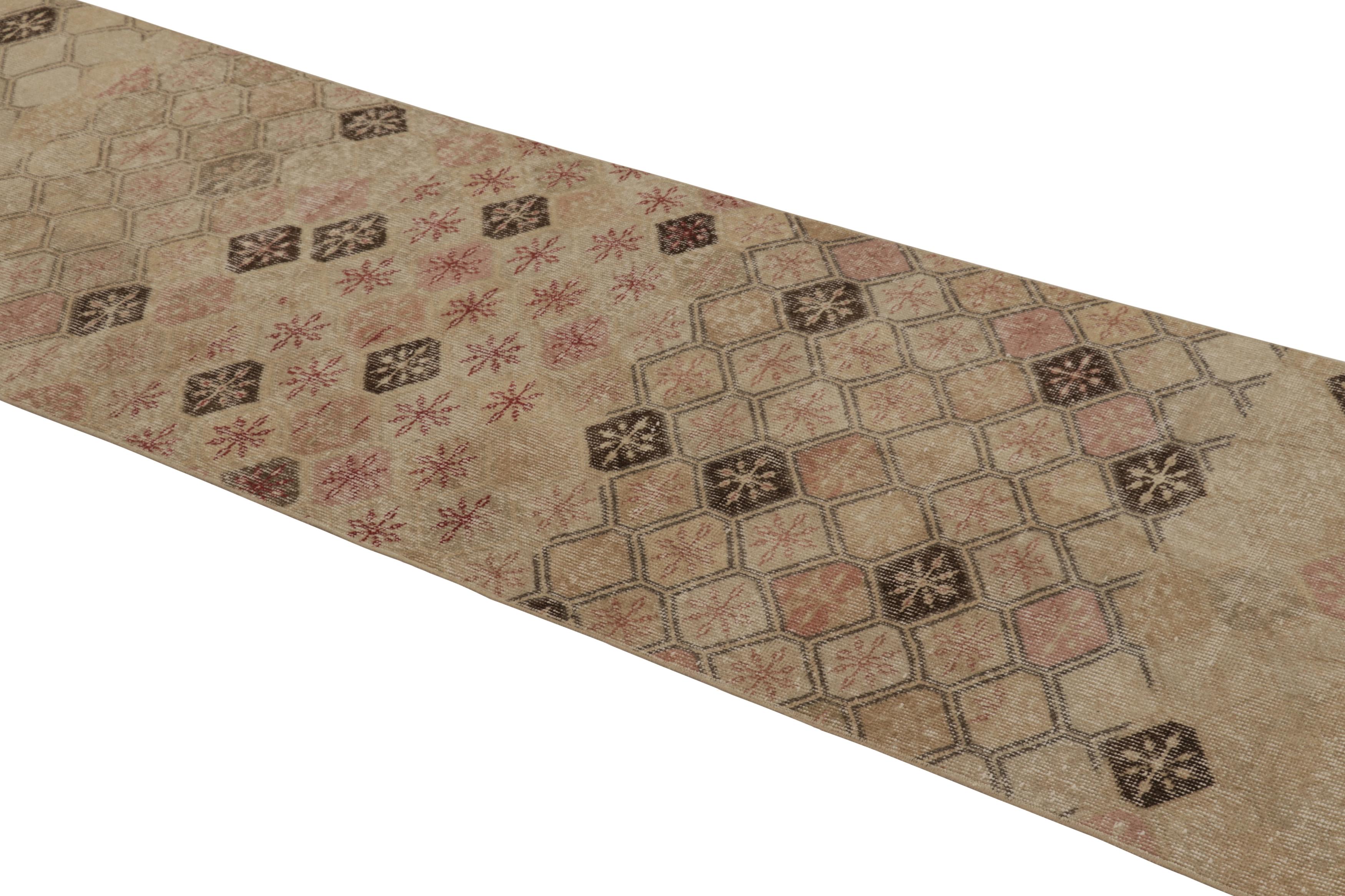 Dieser Vintage-Teppich ist ein 3x10 türkischen distressed Stück, mit handgeknüpfter Wolle circa Mitte des 20. Jahrhunderts. Er ist eine aufregende neue Ergänzung zu unserer Kollektion von türkischen Teppichen im Used-Look.

Über das Design: