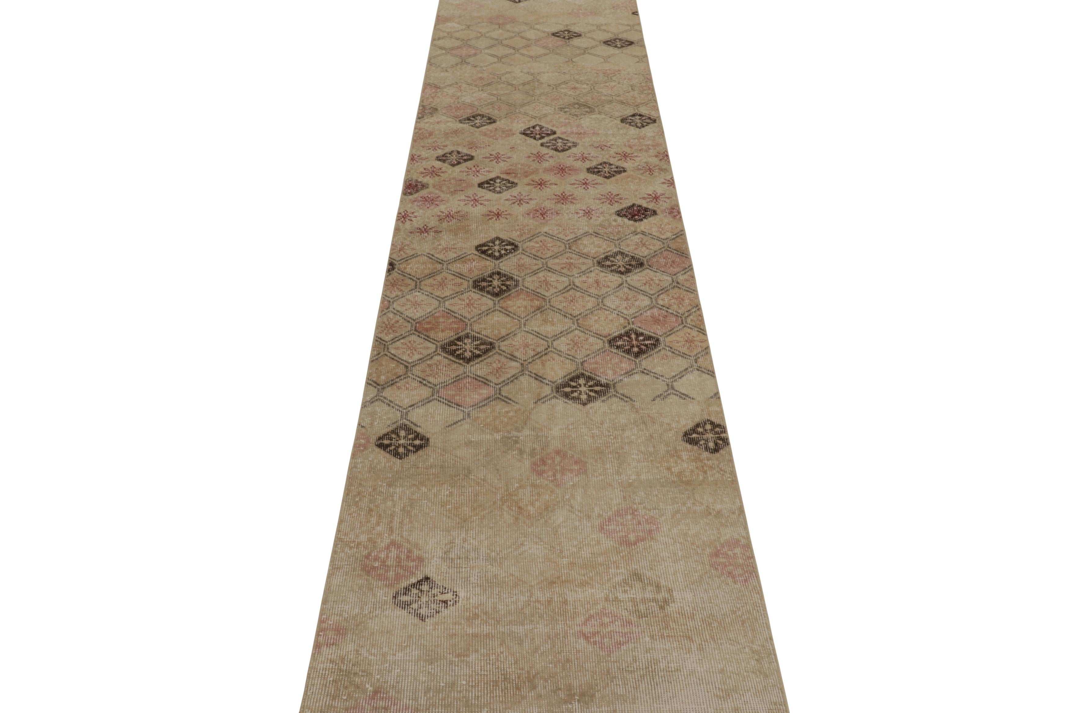 Türkischer Vintage-Läufer, braun mit buntem Rautenmuster - Rug & Kilim im Zustand „Gut“ im Angebot in Long Island City, NY