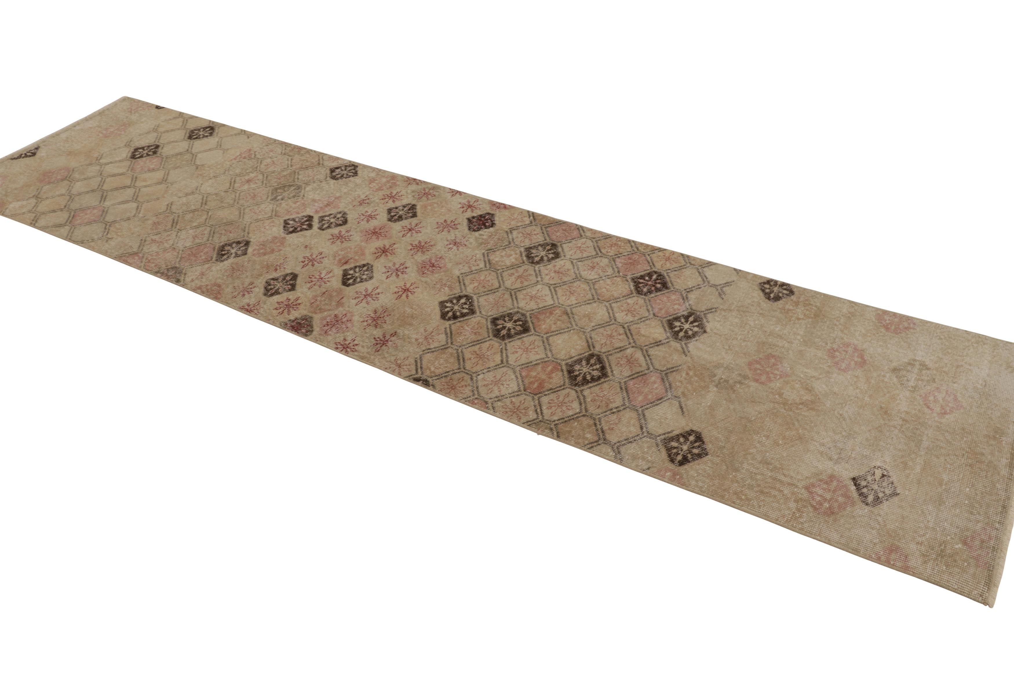 Türkischer Vintage-Läufer, braun mit buntem Rautenmuster - Rug & Kilim (Mitte des 20. Jahrhunderts) im Angebot