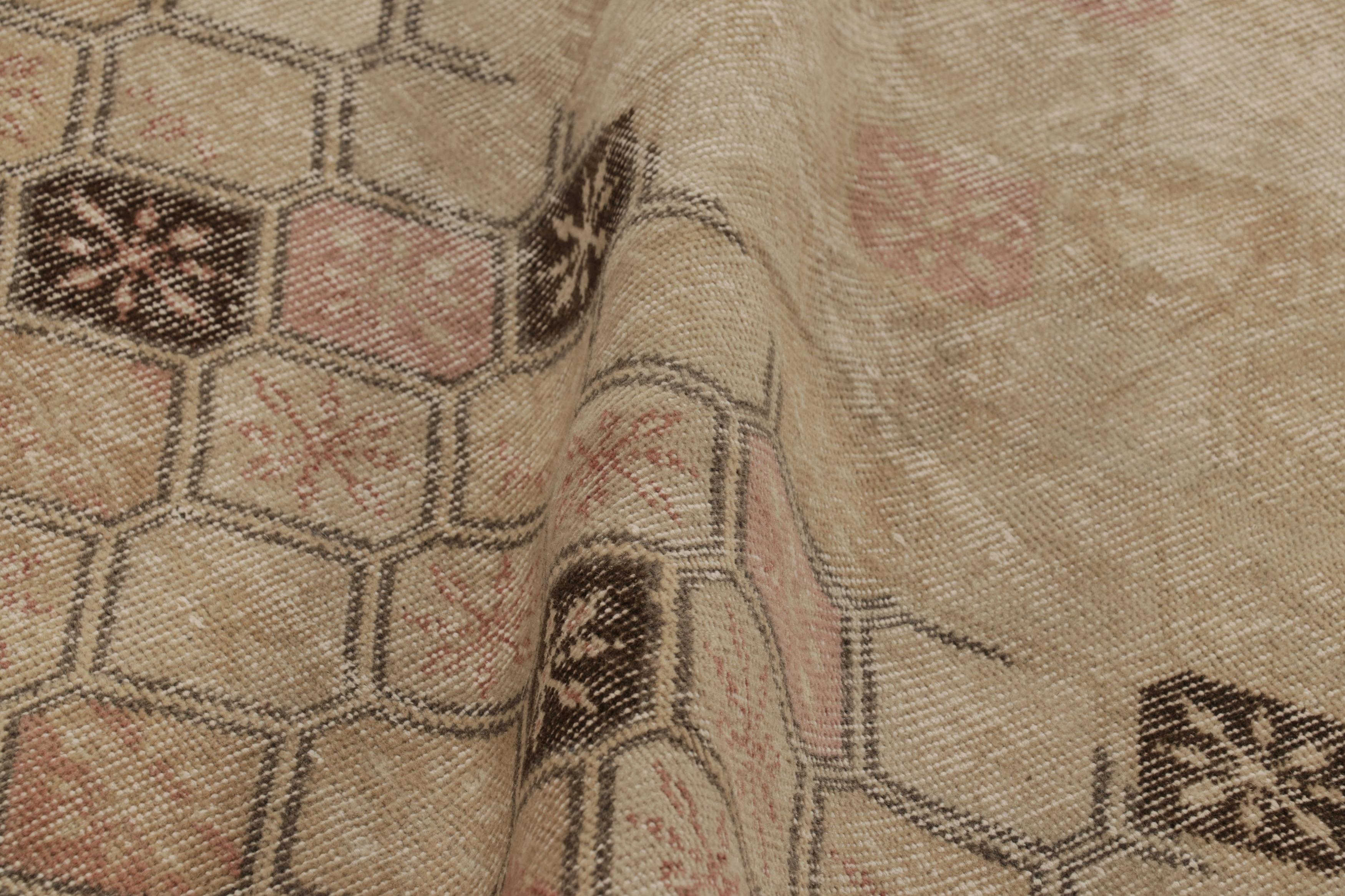 Türkischer Vintage-Läufer, braun mit buntem Rautenmuster - Rug & Kilim im Angebot 1