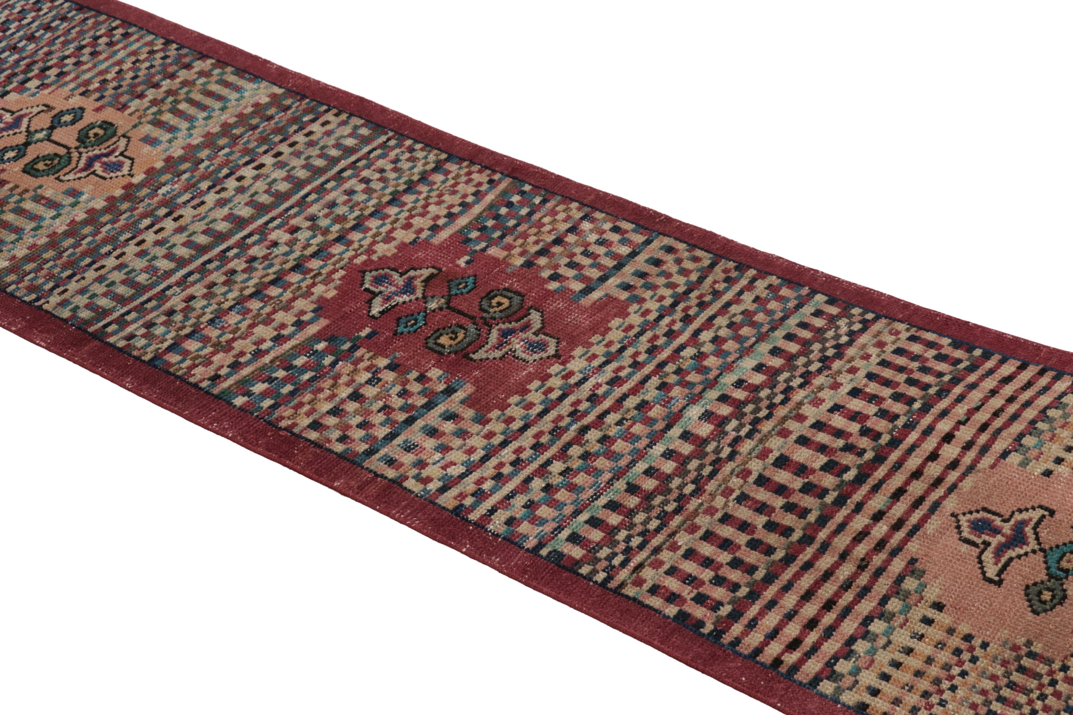 Dieser Vintage-Läufer ist ein 2x9 türkischen notleidenden Stück, mit handgeknüpfter Wolle circa Mitte des 20. Jahrhunderts gemacht. Er ist eine aufregende neue Ergänzung unserer Kollektion türkischer Teppiche. 

Über das Design:

Bewunderer des