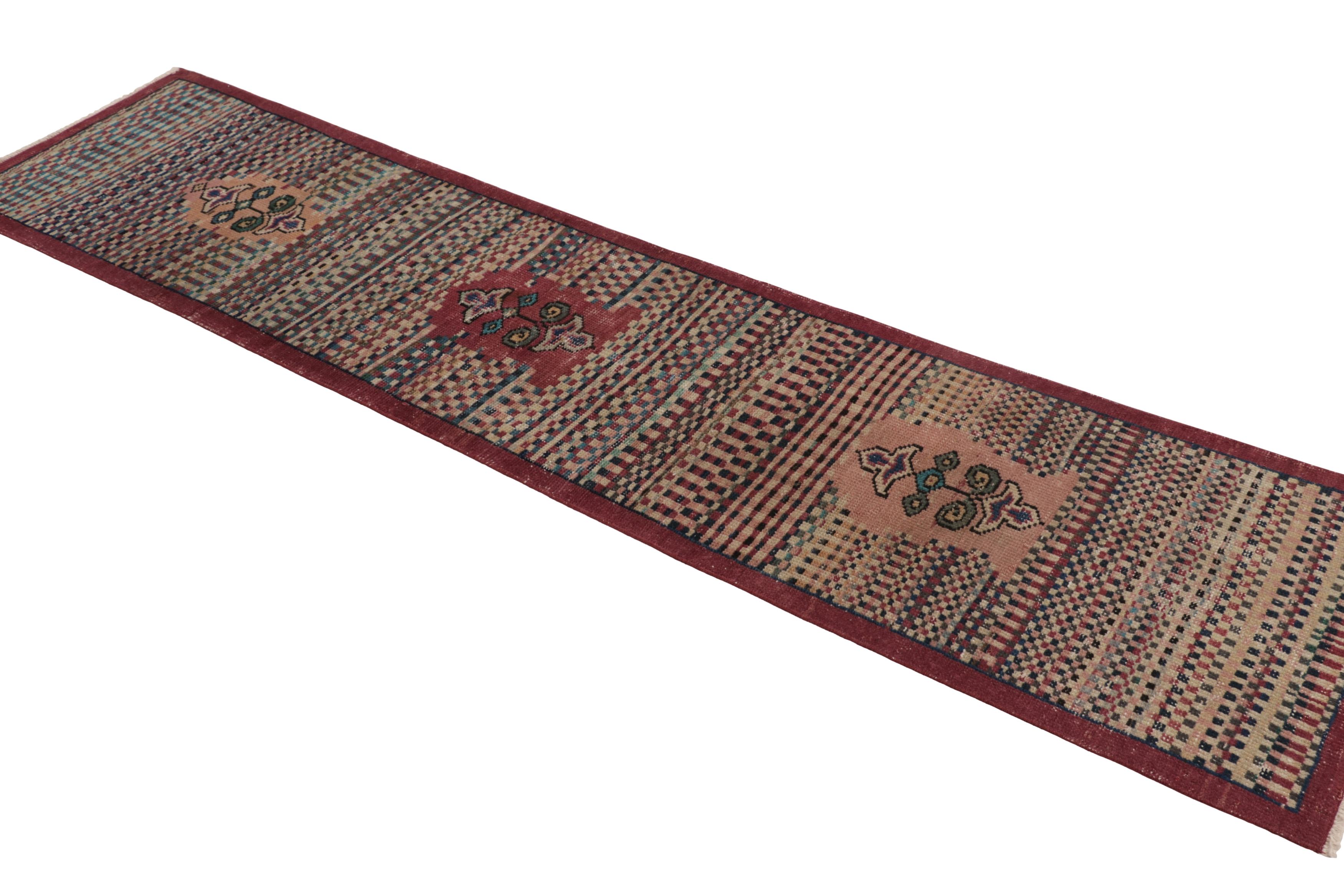 Türkischer Vintage-Läufer, braun mit Blumenmedaillons und Mustern - Rug & Kilim (Mitte des 20. Jahrhunderts) im Angebot