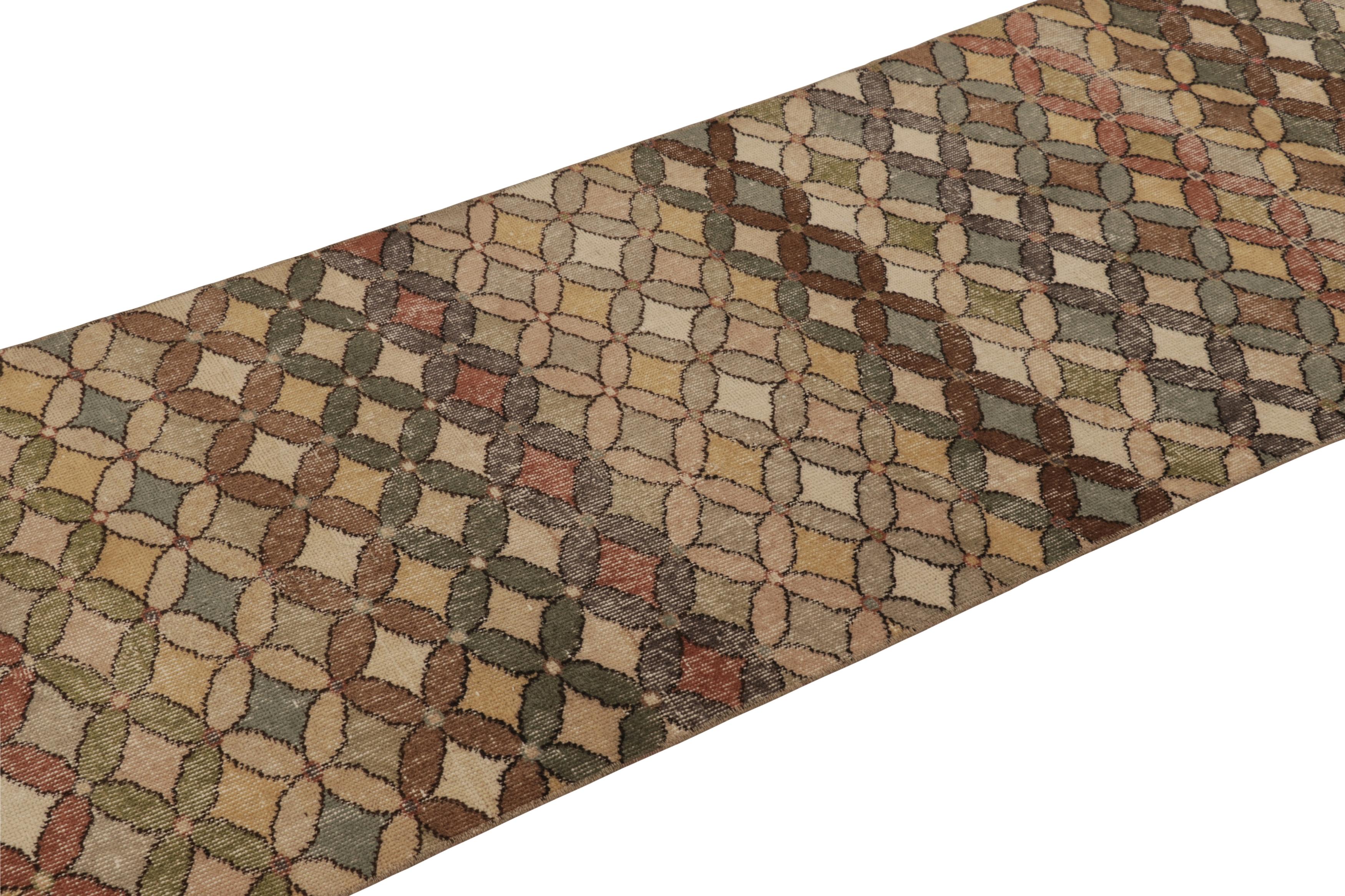 Dieser Vintage-Teppich ist ein 3x10 türkischen distressed Stück, mit handgeknüpfter Wolle circa Mitte des 20. Jahrhunderts. Er ist eine aufregende neue Ergänzung zu unserer Kollektion von türkischen Teppichen im Used-Look.

Über das Design: