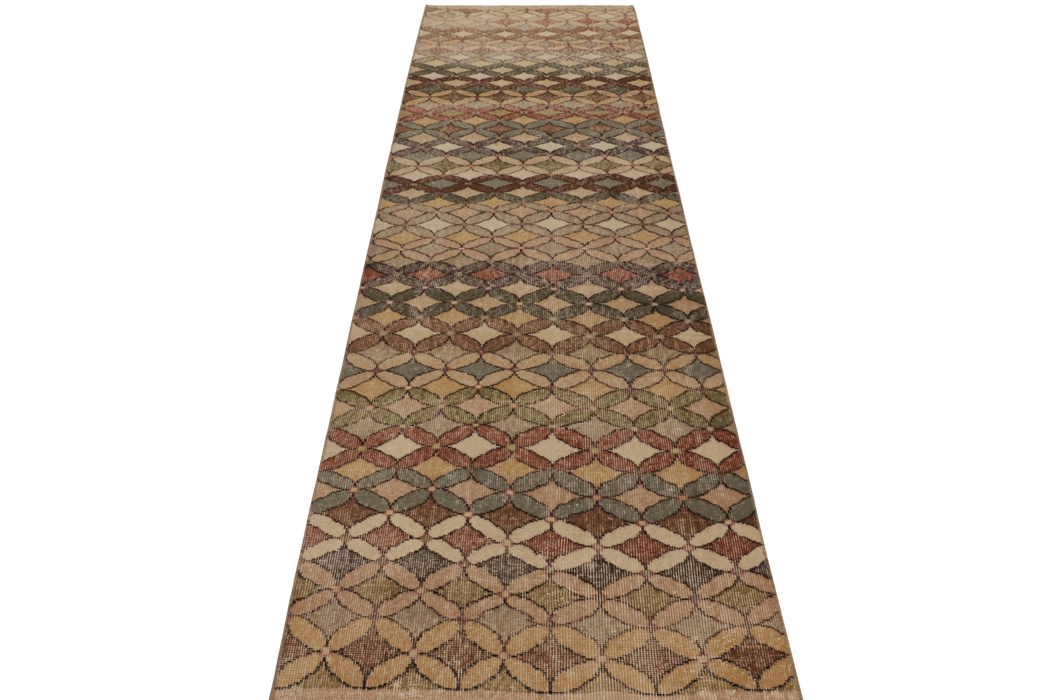 Türkischer Vintage-Läufer, braun mit mehrfarbigem geometrischem Design - Rug & Kilim im Zustand „Gut“ im Angebot in Long Island City, NY