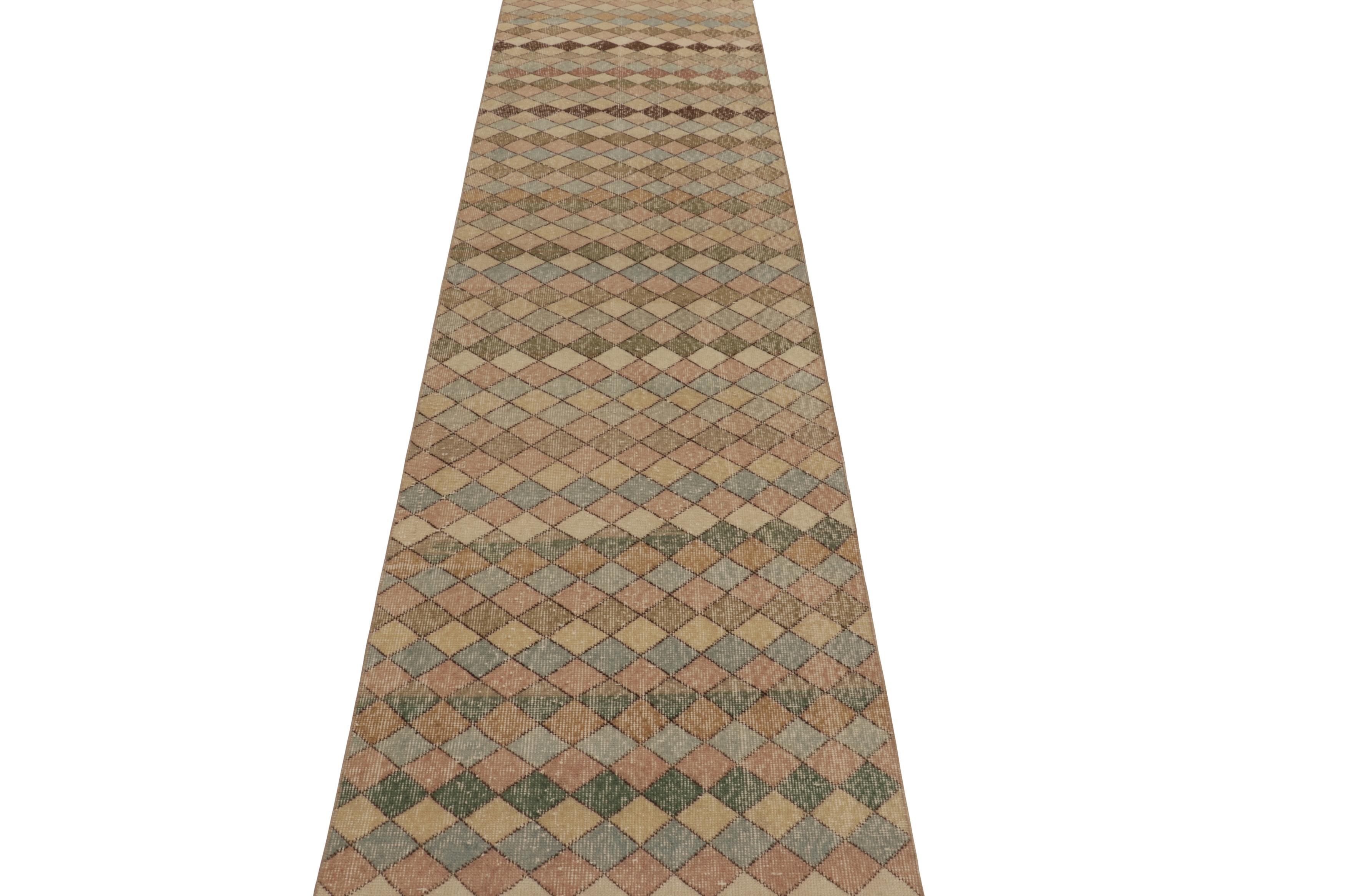 Türkischer Vintage-Läufer, braun mit mehrfarbigem geometrischem Design - Rug & Kilim im Zustand „Gut“ im Angebot in Long Island City, NY