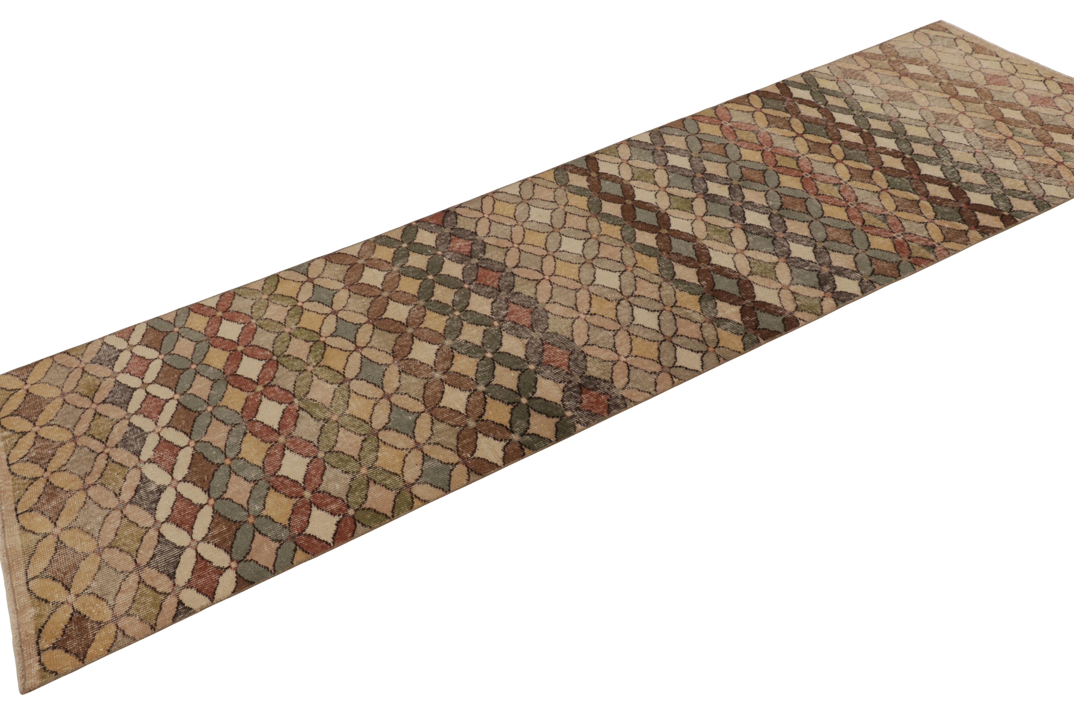 Türkischer Vintage-Läufer, braun mit mehrfarbigem geometrischem Design - Rug & Kilim (Mitte des 20. Jahrhunderts) im Angebot