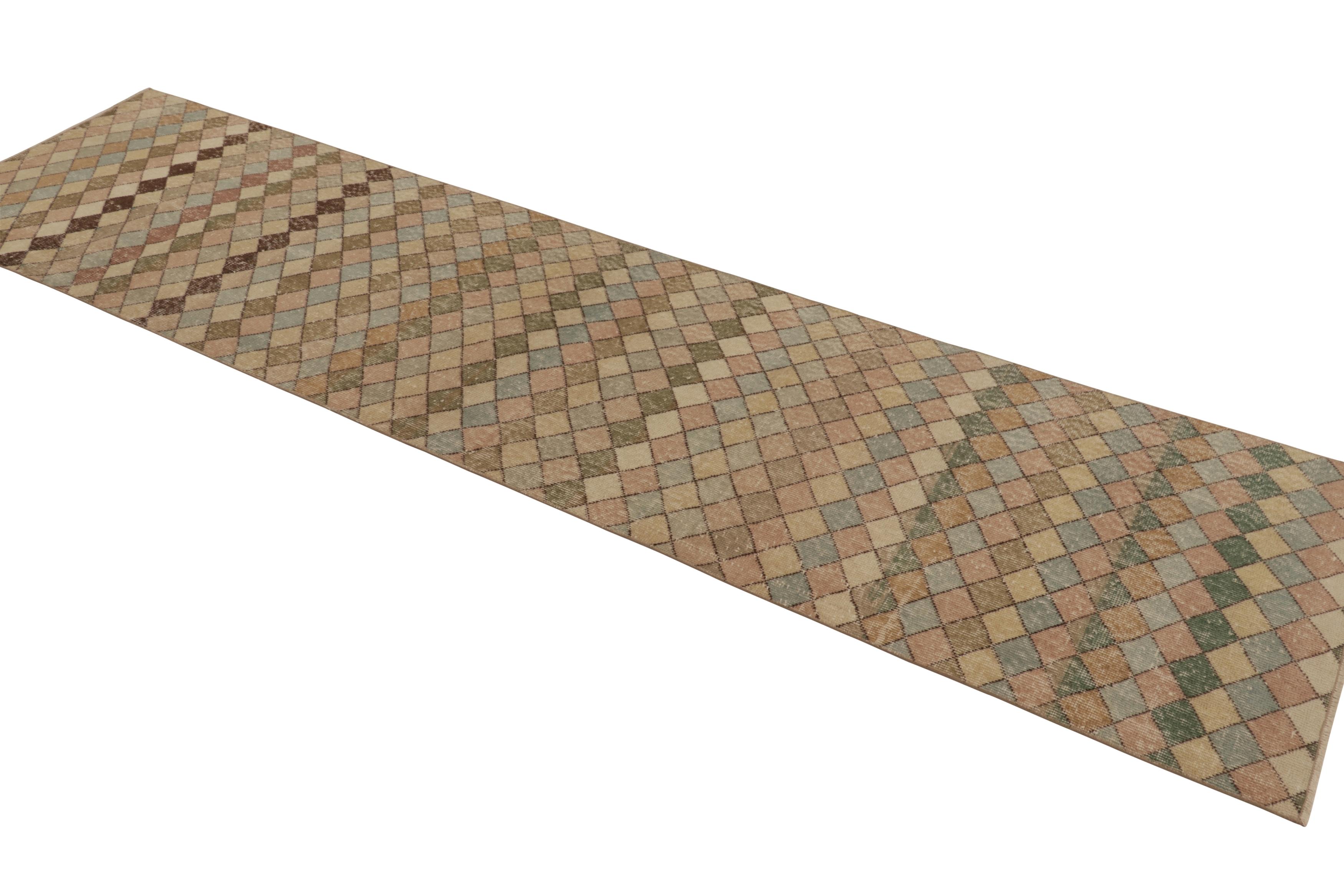 Türkischer Vintage-Läufer, braun mit mehrfarbigem geometrischem Design - Rug & Kilim (Mitte des 20. Jahrhunderts) im Angebot