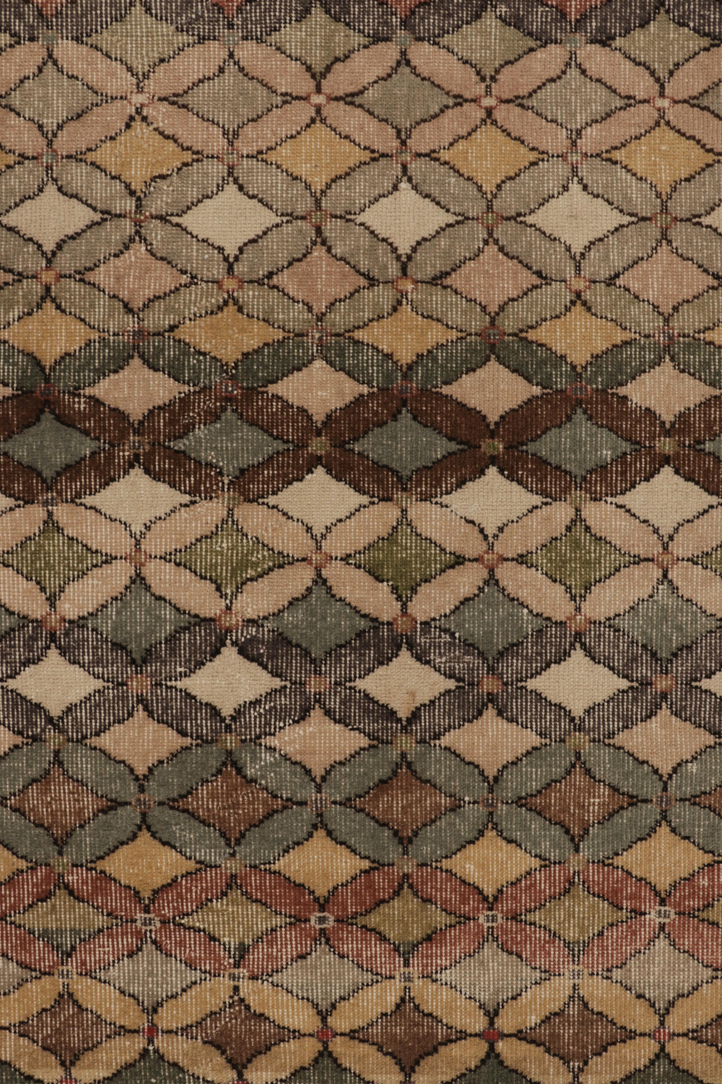 Türkischer Vintage-Läufer, braun mit mehrfarbigem geometrischem Design - Rug & Kilim (Wolle) im Angebot