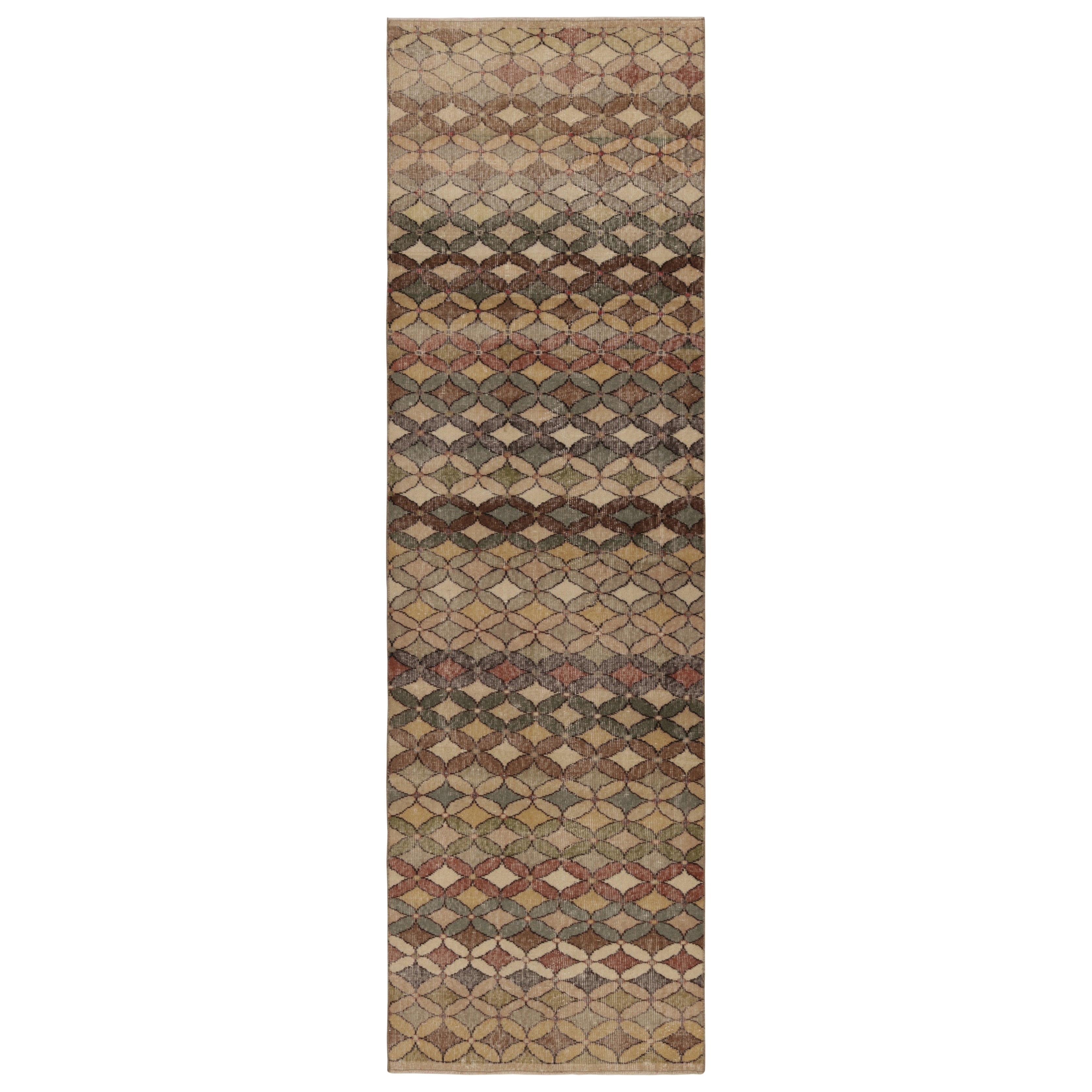 Türkischer Vintage-Läufer, braun mit mehrfarbigem geometrischem Design - Rug & Kilim
