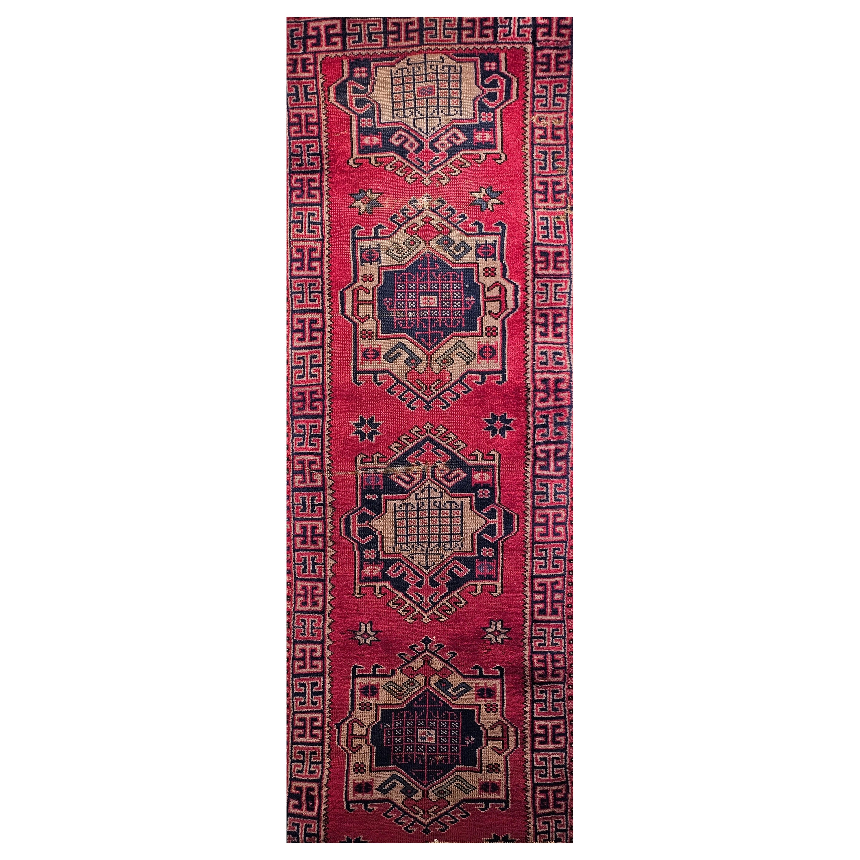 Türkischer Vintage-Läufer mit geometrischem Muster in Rot, Marineblau, Grün, Blau, Elfenbein im Angebot