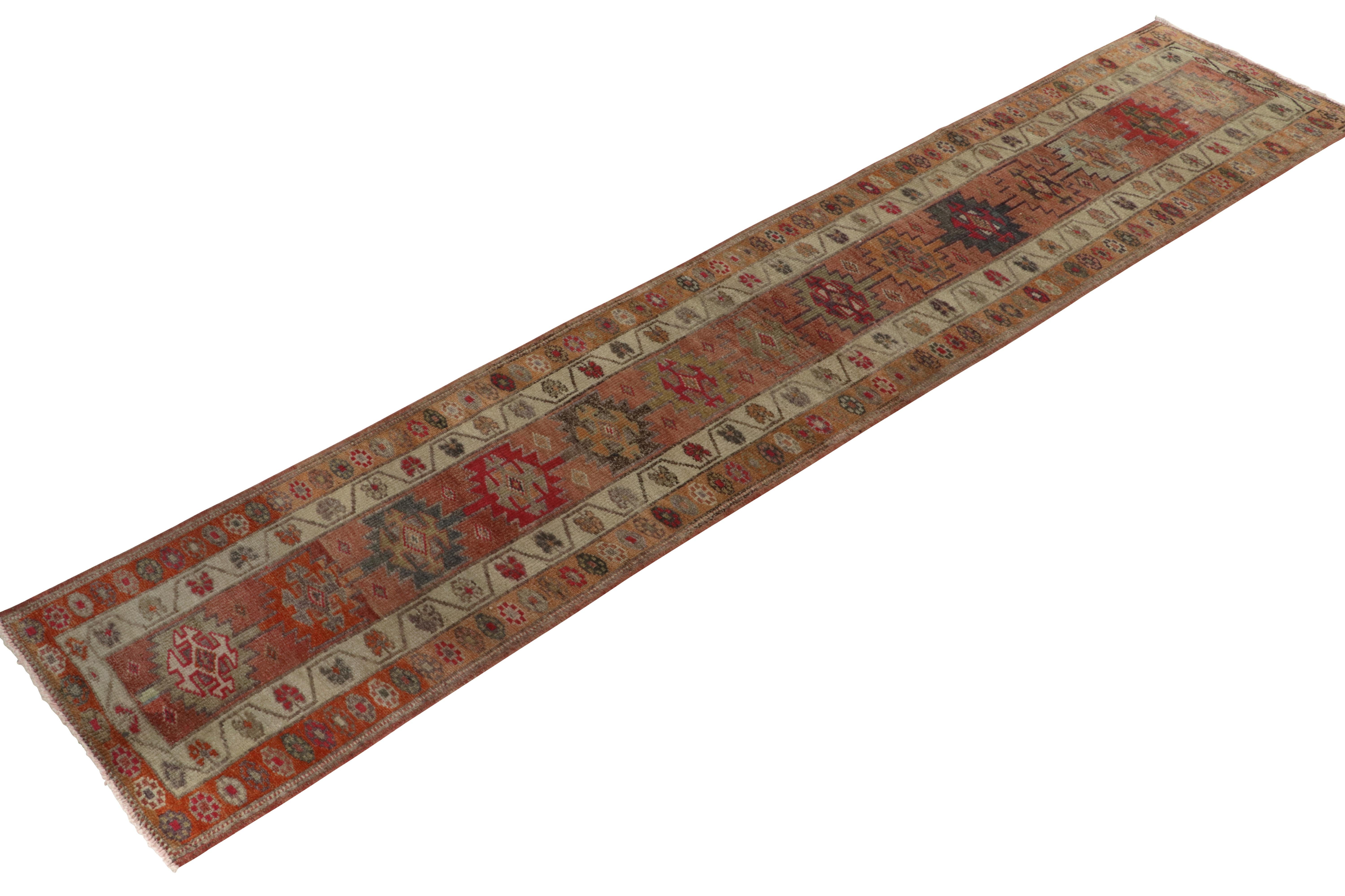 Zu den jüngsten Erwerbungen von R&K-Direktor Josh Nazmiyal gehört ein ausgeprägter Vintage-Läufer, der um 1950-1960 aus der Türkei stammt. 

Über das Design: Das symmetrische, geometrische Design zeigt eine Reihe von traditionellen Motiven, die