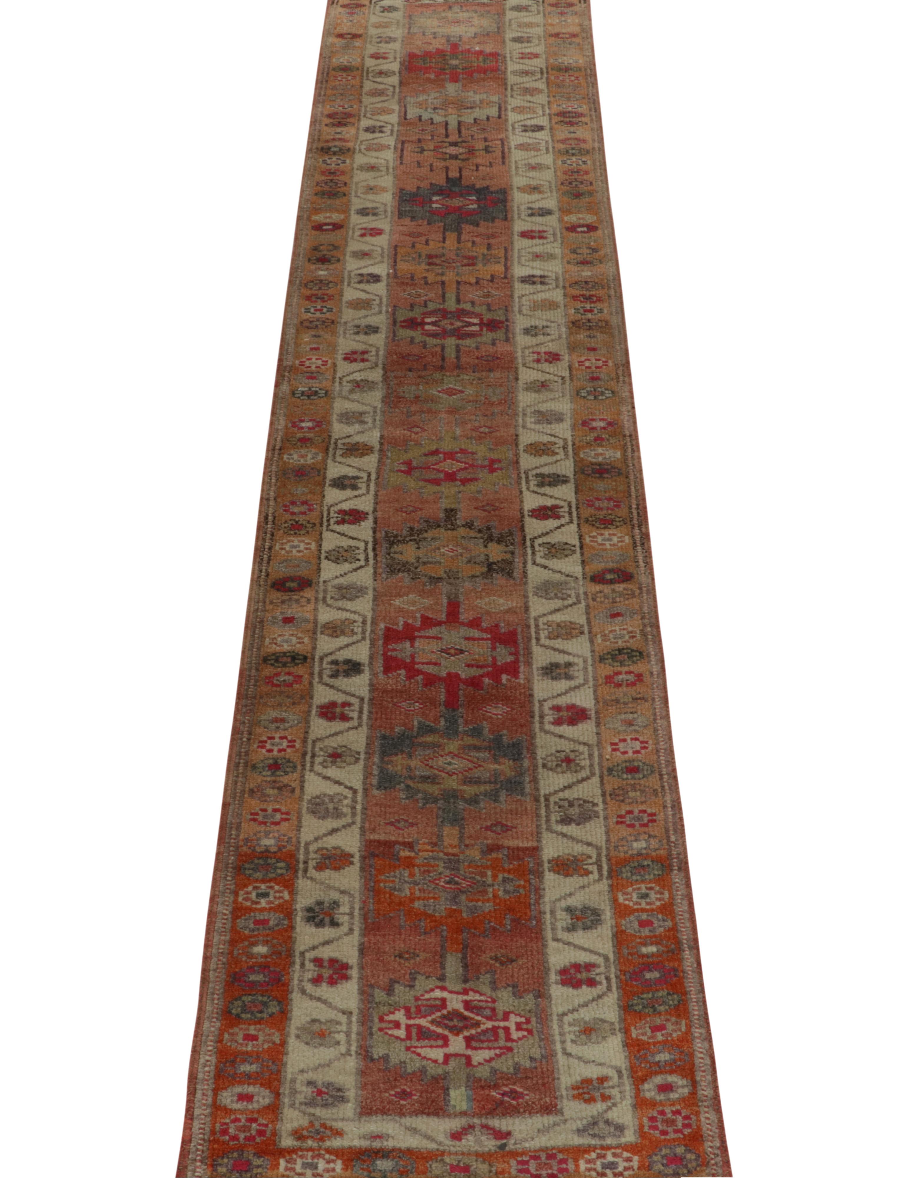 Türkischer Läufer in Beige-Braun, Rost-Rot mit Stammesmuster von Teppich & Kelim (Stammeskunst) im Angebot