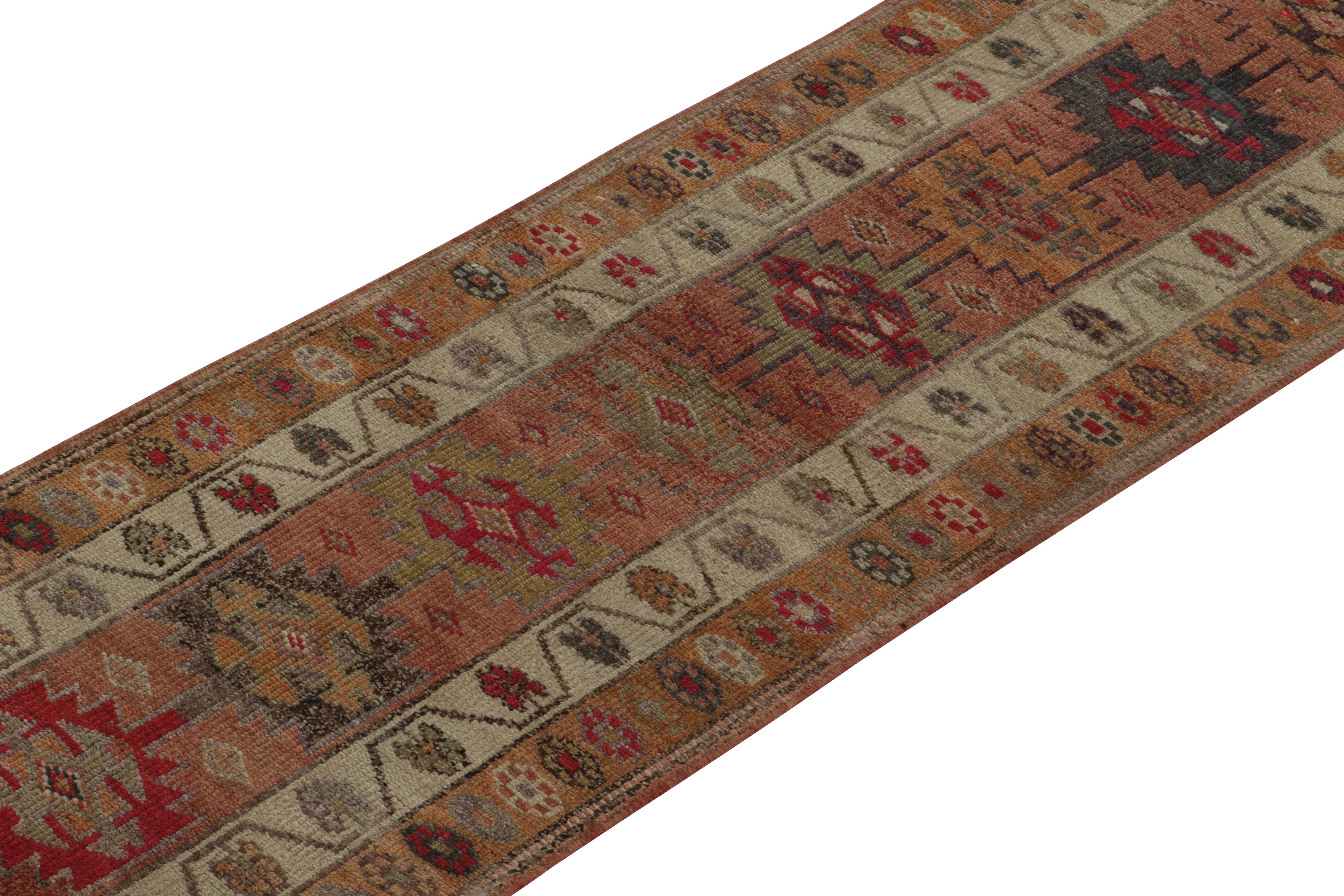 Türkischer Läufer in Beige-Braun, Rost-Rot mit Stammesmuster von Teppich & Kelim (Handgeknüpft) im Angebot